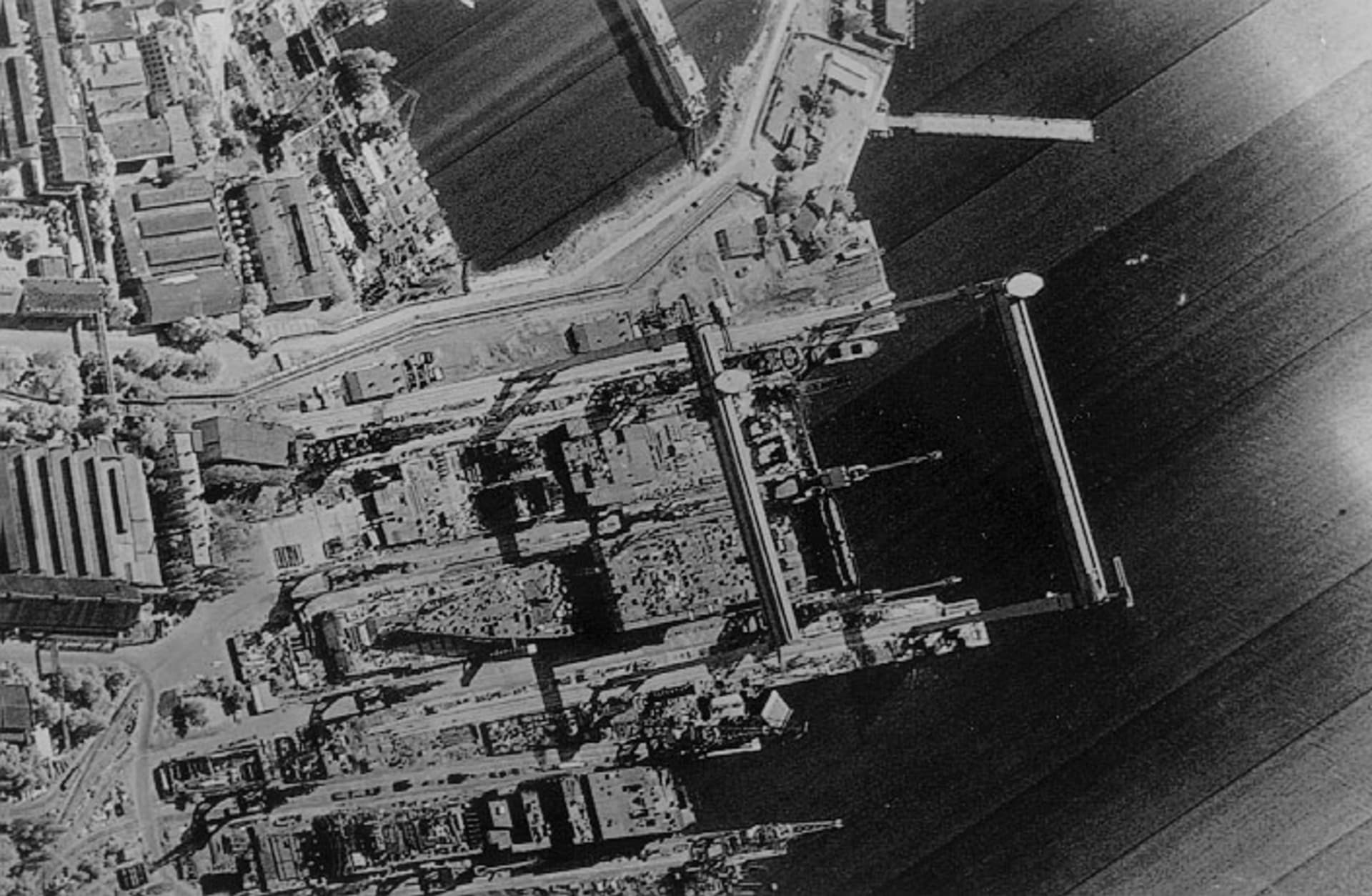 Snímek stavby sovětského bojového plavidla třídy Kiev
