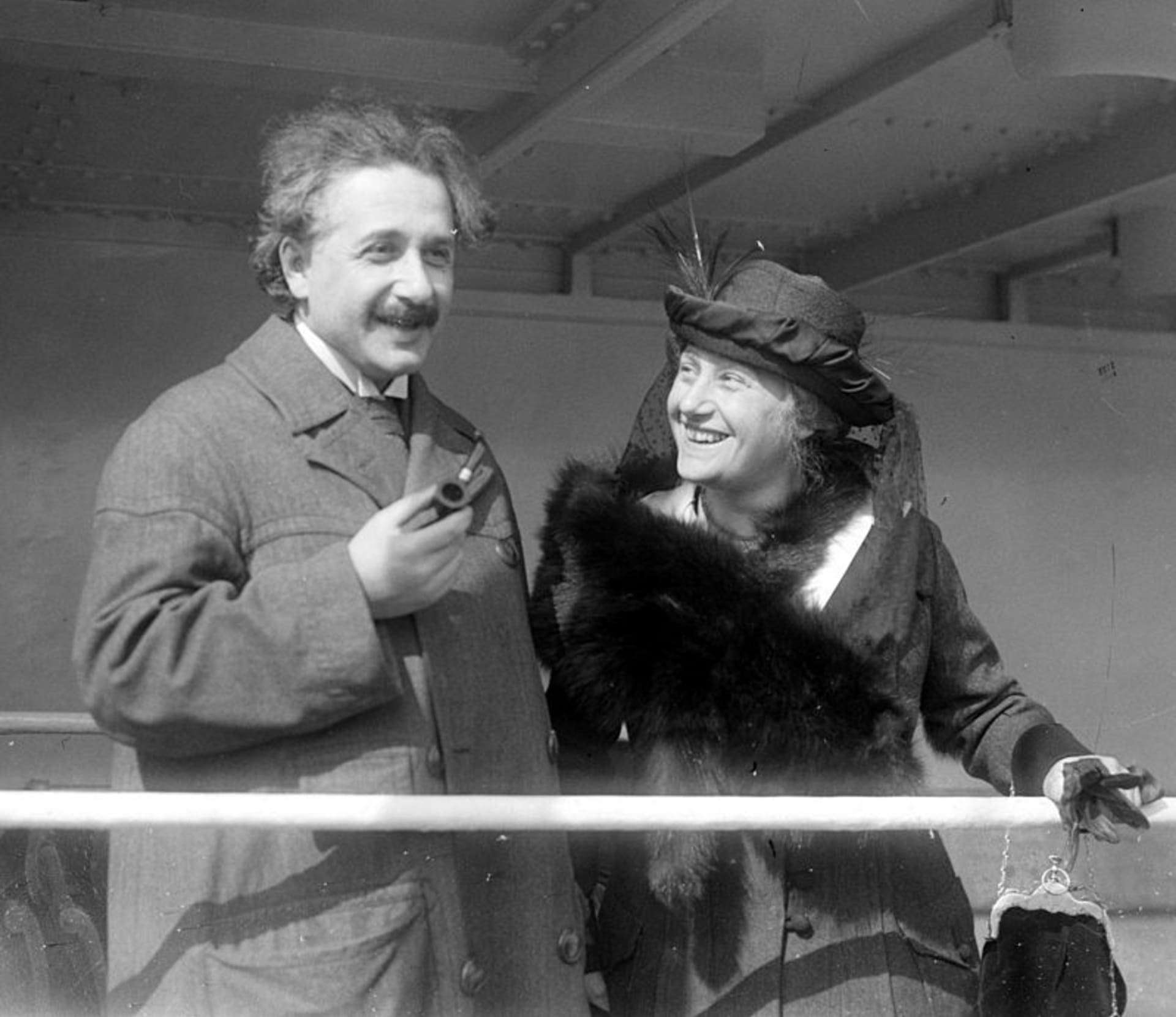 Albert Einstein s druhou manželkou Elsou Einstein v roce 1921