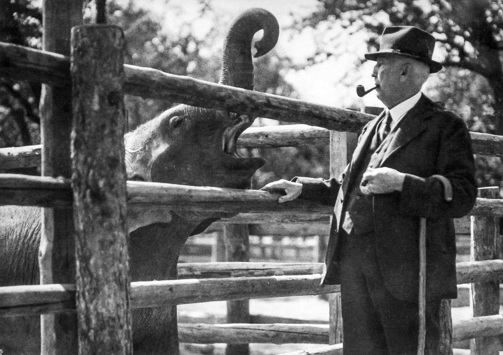 Profesor Jiří Janda se slonem Babym, který přišel do pražské zoo v červenci 1933