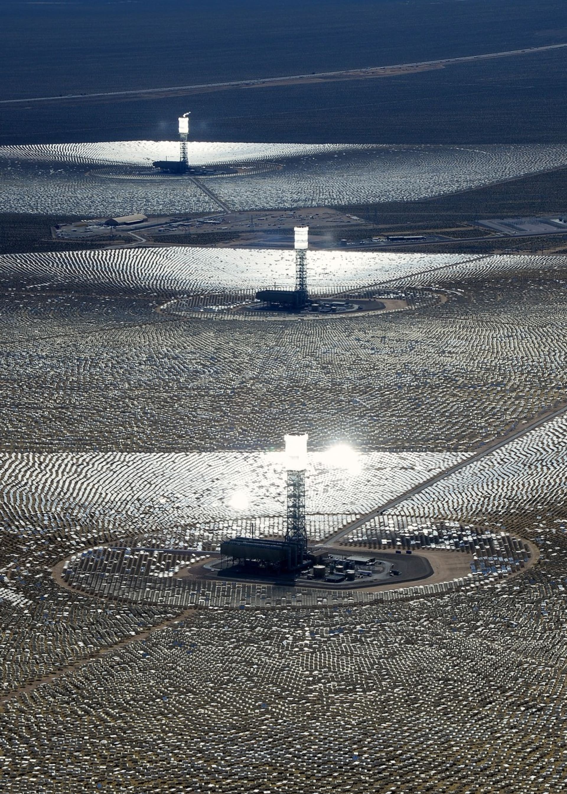 Solární elektrárna Ivanpah v Mohavské poušti má výkon 392 MW a jedním z jejích investorů je i Google
