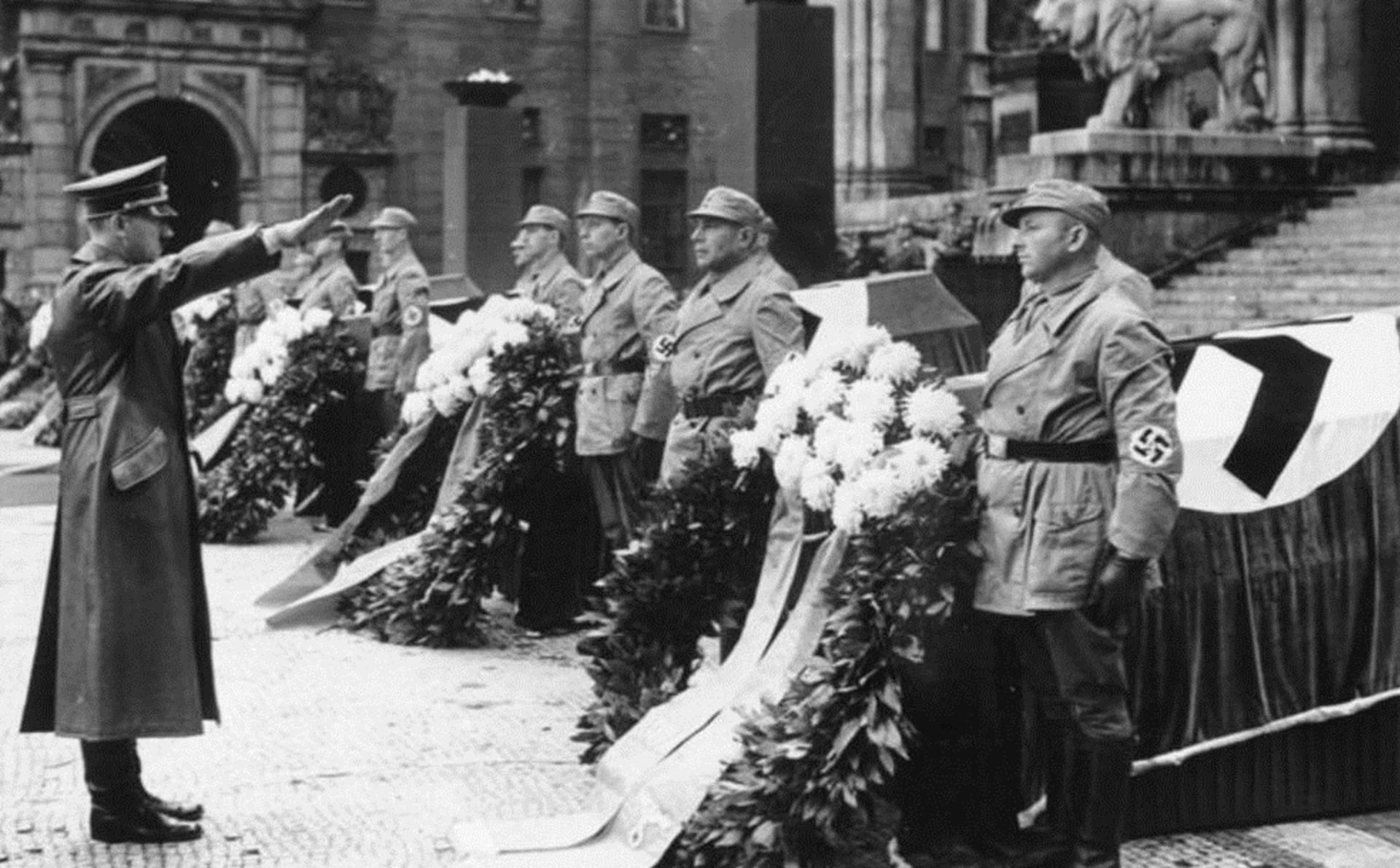 Měl ležet v jedné z těchto rakví, osud ale Hitlera opět uchránil (listopad 1939)