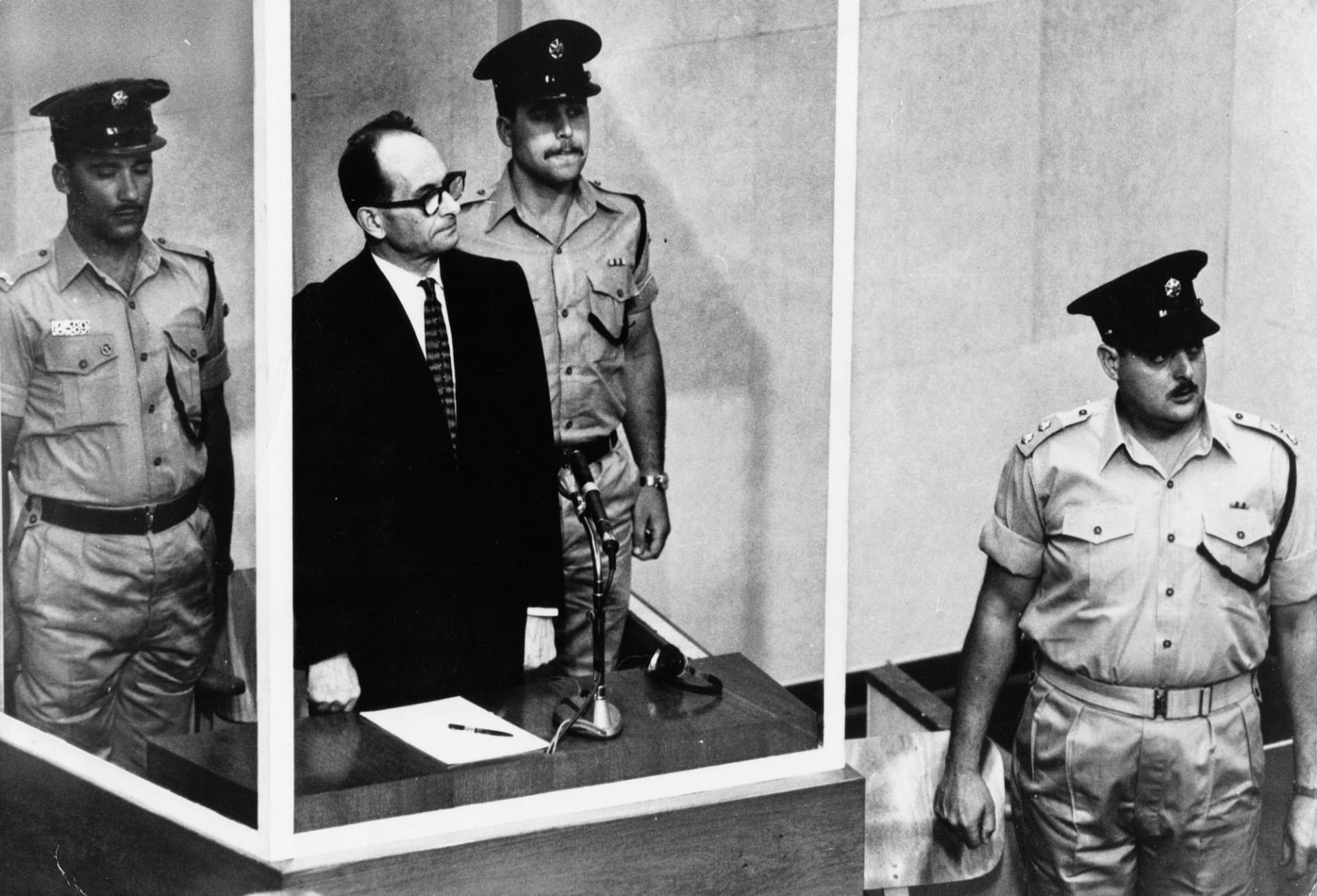 Adolf Eichmann během soudu v Izraeli