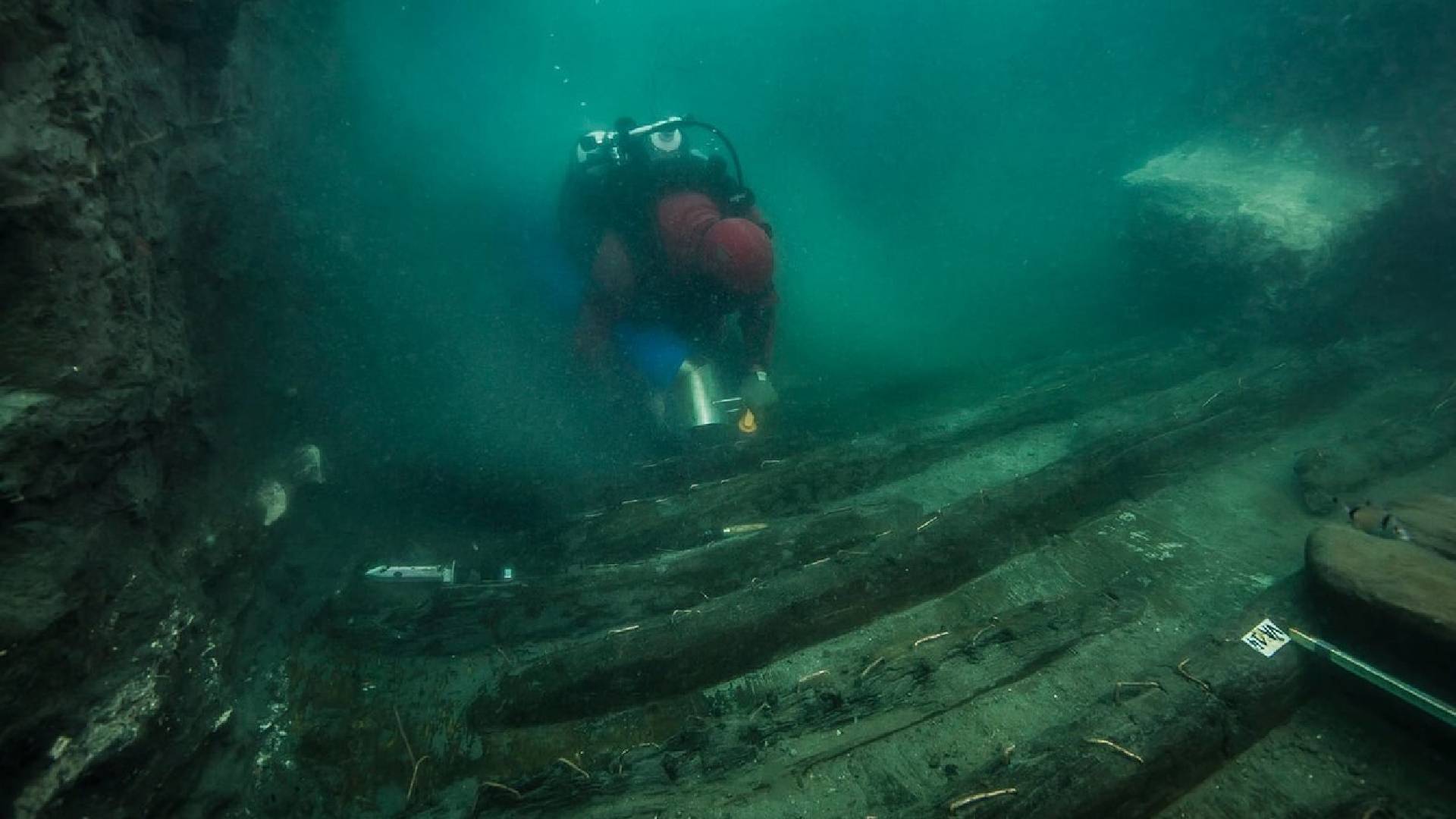 Tým egyptsko-francouzských archeologů zkoumající zaplavené trosky dávného města Hérakleión objevil pozůstatky válečné lodi