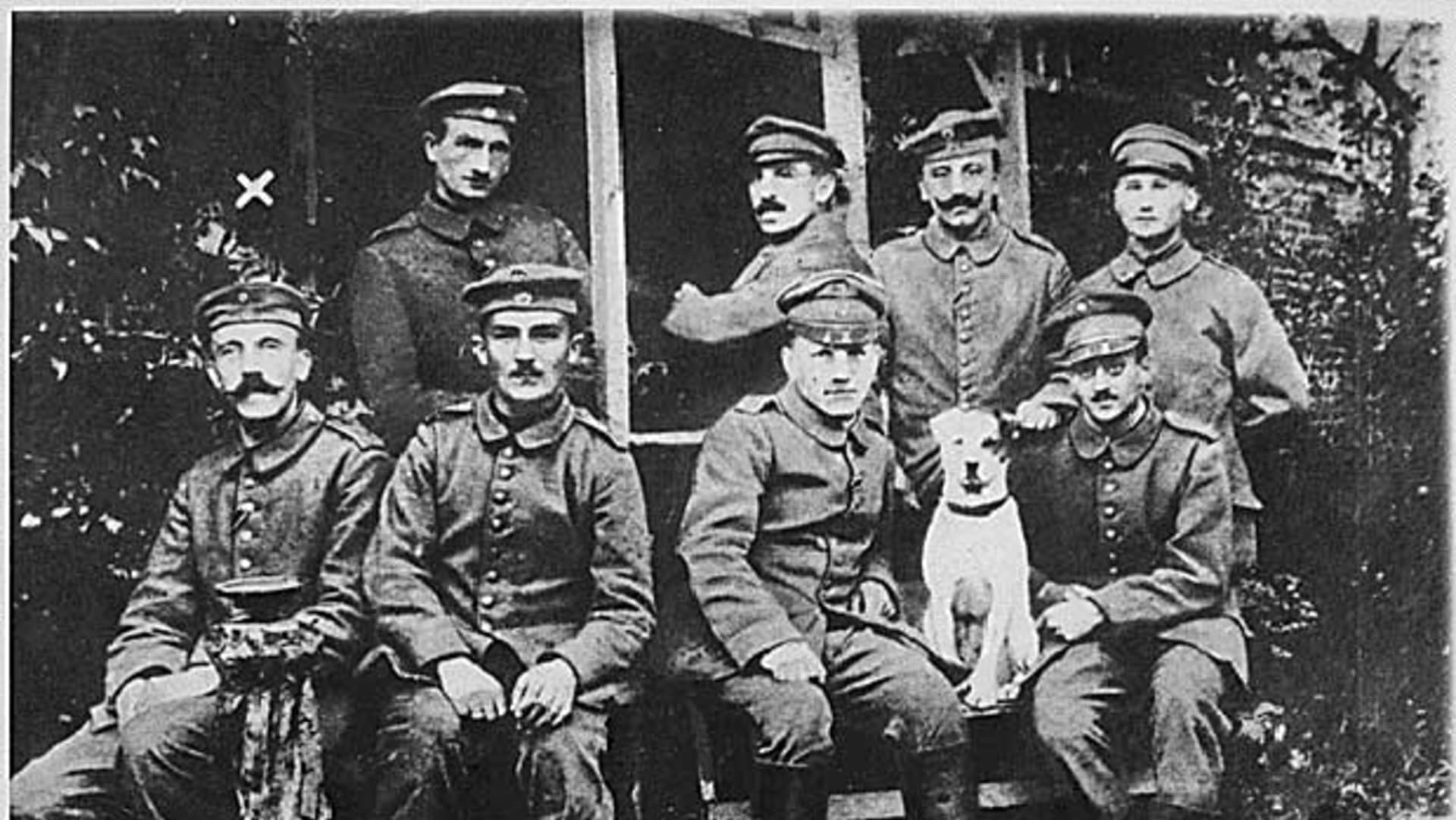 Najděte Hitlera: Adolf Hitelr na fotografii z první světové války.Na fotce je první zleva_Wikimedia Commons
