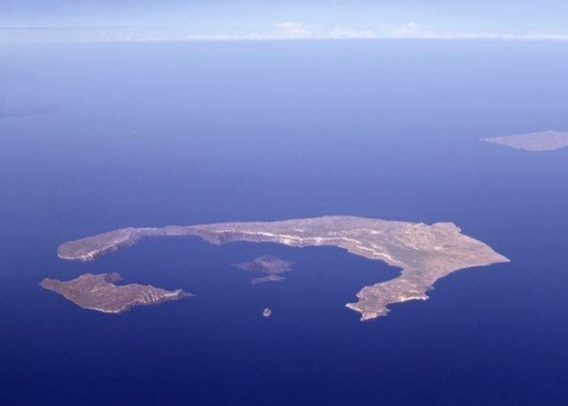 Letecký pohled na Santorini mnohé napovídá