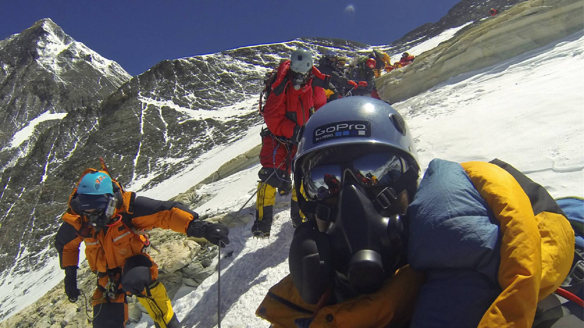 Turisty sestupující z vrcholu Mount Everestu (vlevo nahoře) letos v Himálaji vystřídali čínští vědci