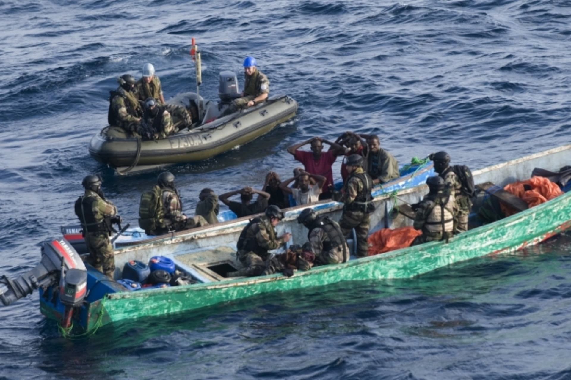 Somálští piráti zajatí francouzským námořnictvem