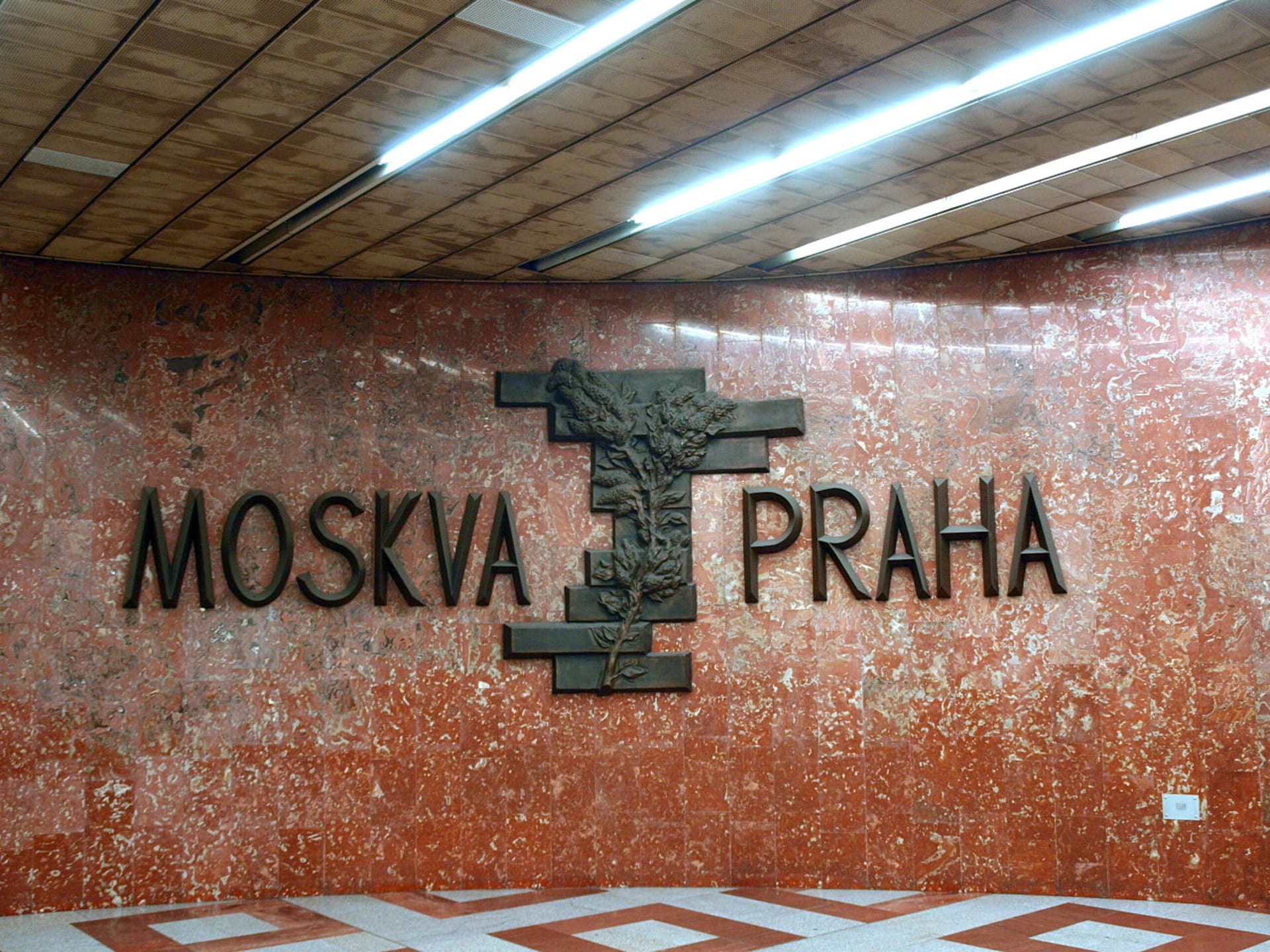 Nápis a reliéf ve vestibulu stanice metra Anděl připomínající její dřívější jméno
