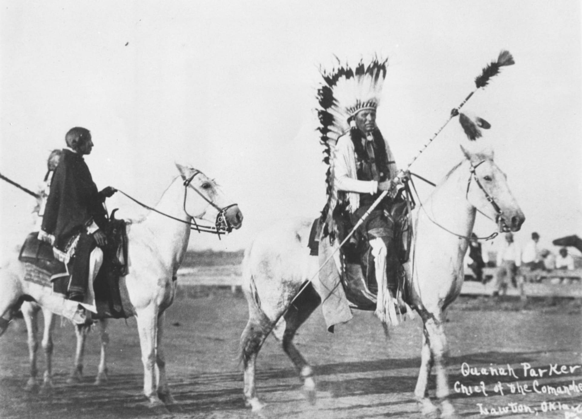 Quanah Parker na koni s čelenkou z orlích per