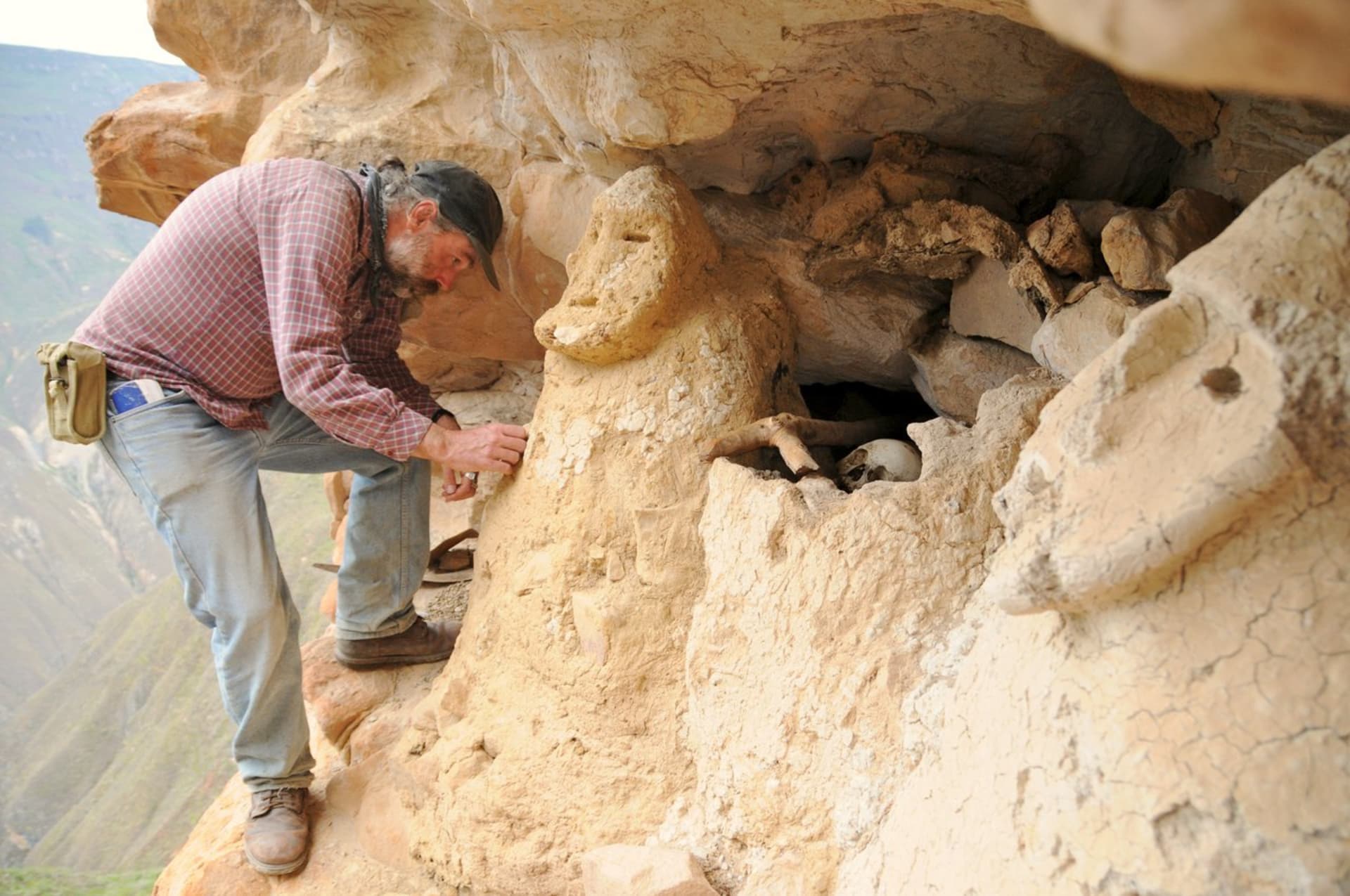 Německý archeolog Klaus Koschmieder zkoumá hroby poblíž čačapojské metropole Gran Pajatén