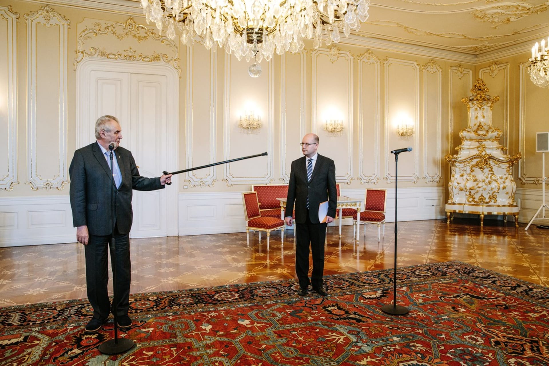 Premiér Bohuslav Sobotka (ČSSD) neměl vřelé vztahy ani s prezidentem Zemanem, který je dalším hostem večeře.