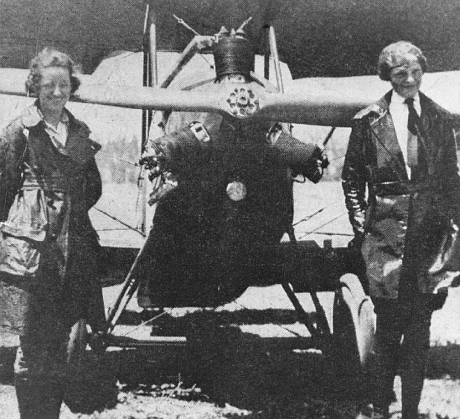 Amelia Mary Earhart a dvouplošník Kinner Airster 