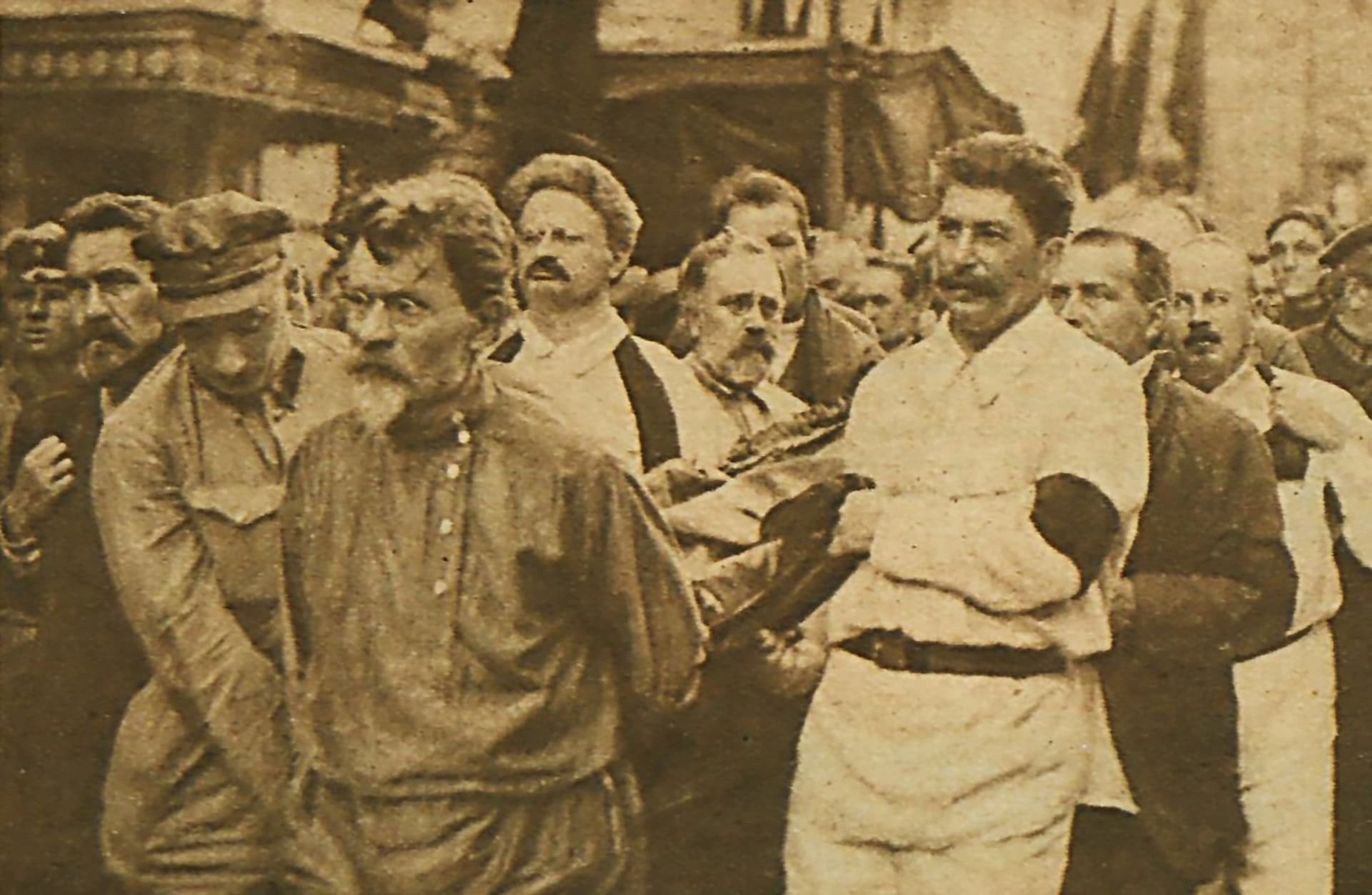 Rakev Felixe Dzeržinského 30. července 1926 nesou „soudruzi ve zbrani“ – zleva Rykov, Kalinin, Trockij, Kameněv, Stalin, Tomskij a Bucharin. Stalin postupně všechny odstranil