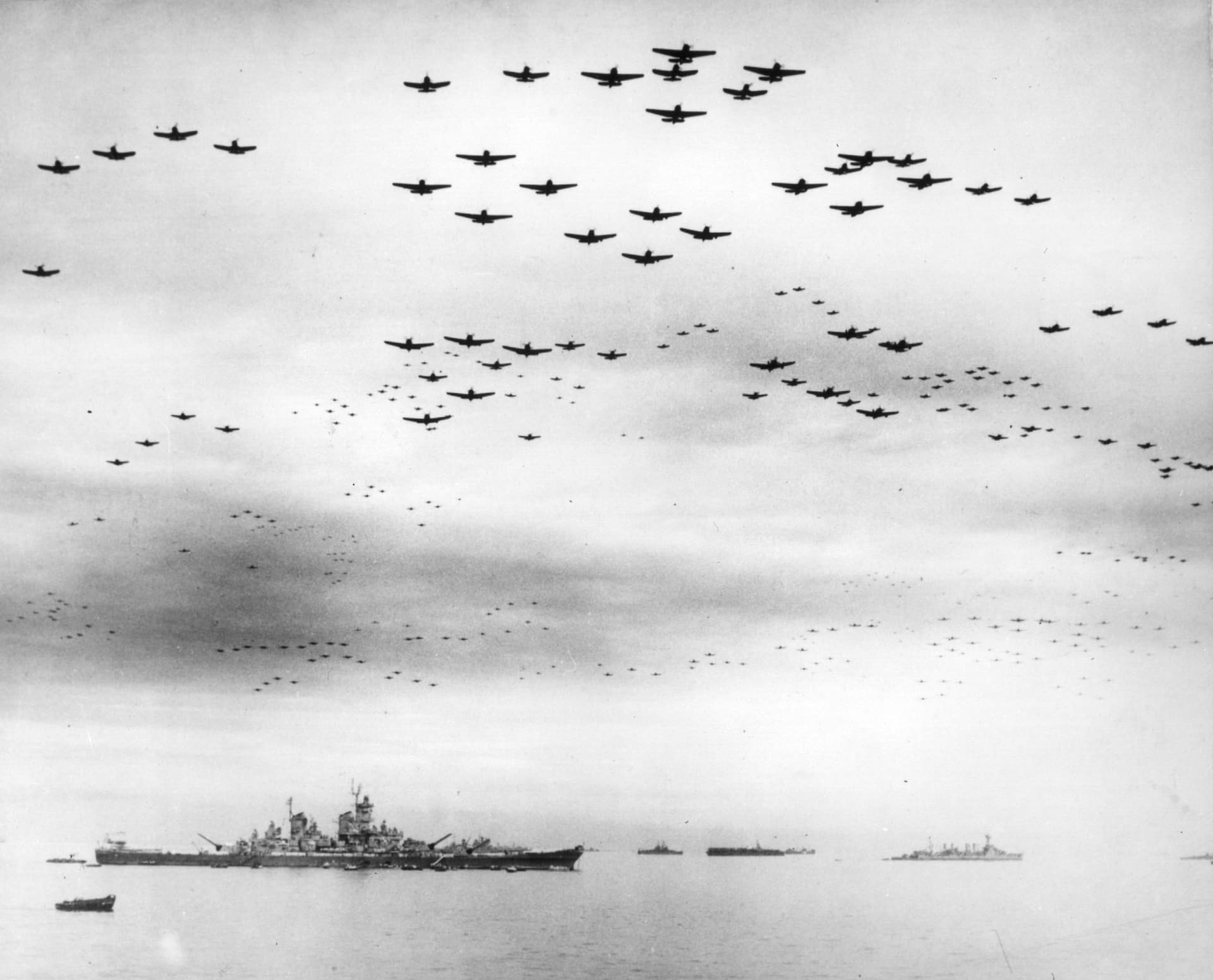 Bitevní loď Missouri v Tokijském zálivu 2. září 1945