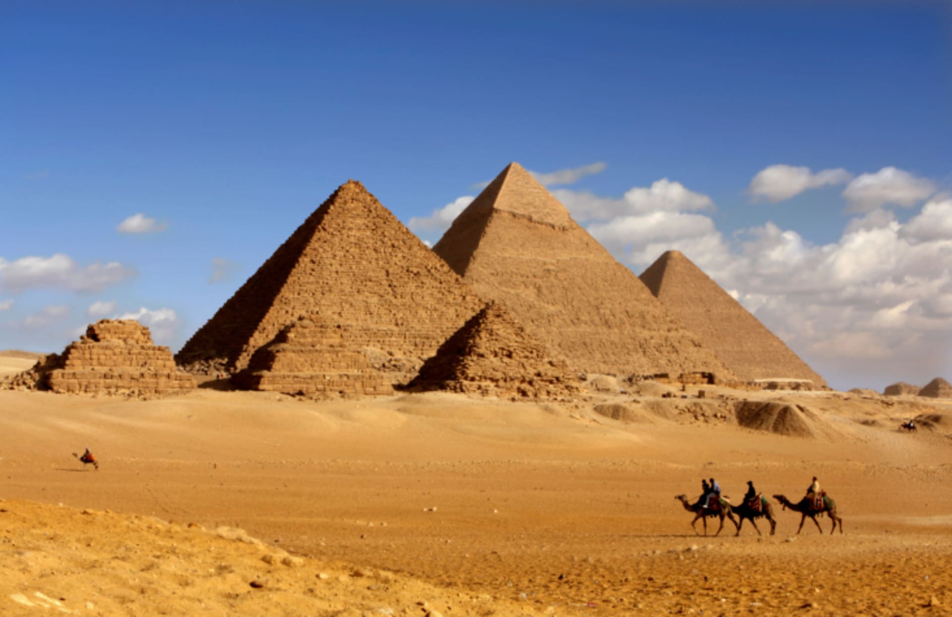 V blízkosti domů kolem velkých pyramid se dnes v zemi objevují výkopy a šachty mizící hluboko v zemi.