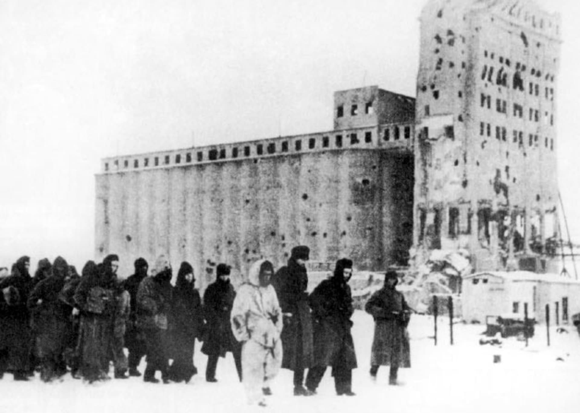 Němečtí zajatci míjejí stalingradské silo, o které před tím tak tvrdě bojovali