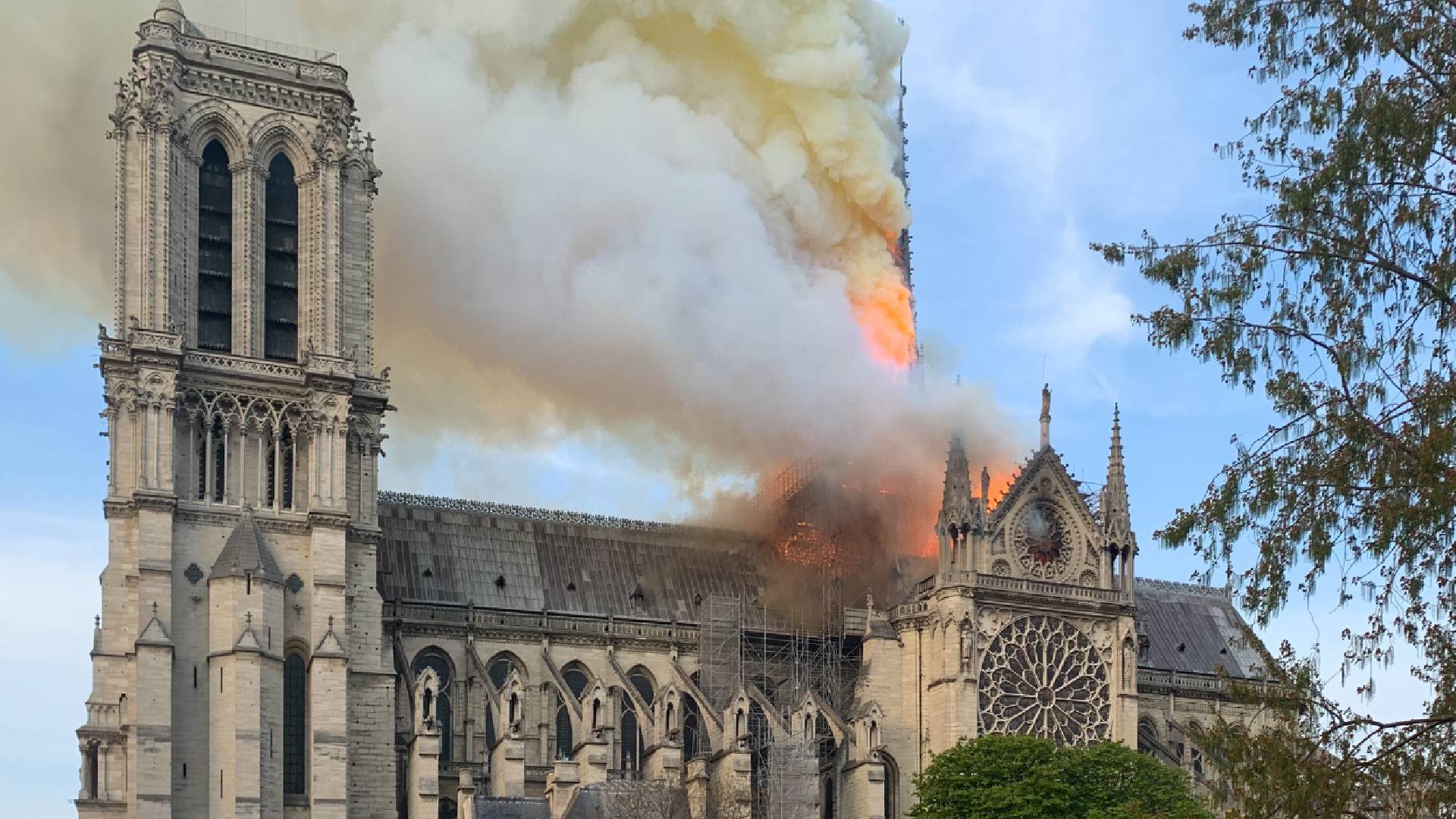 Požár v katedrále Notre-Dame v Paříži propukl 15. dubna 2019