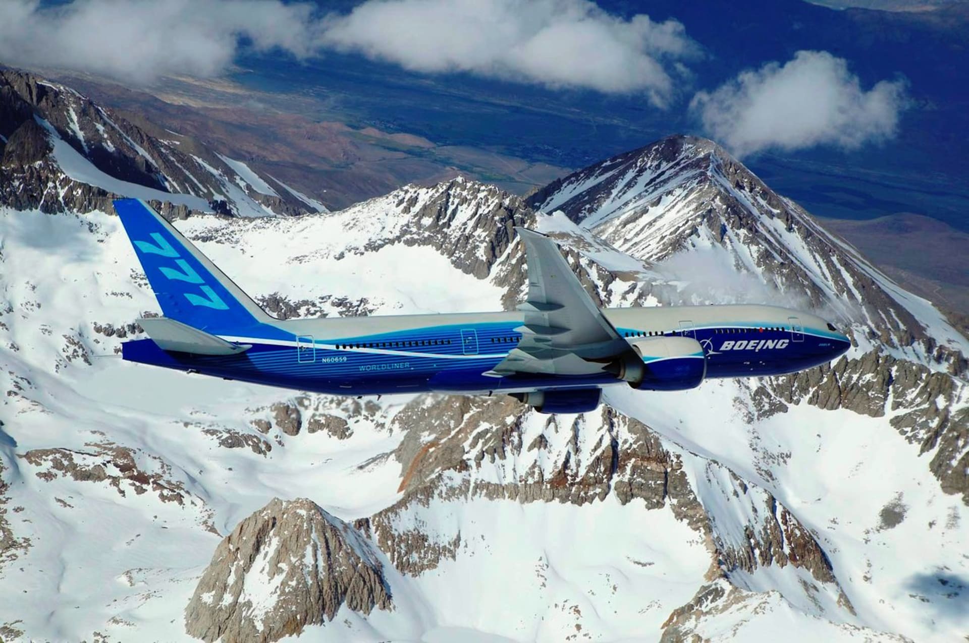 Boeing 777 - jaká okénka jsou pro letadla bezpečnější? Kulatá, nebo hranatá?