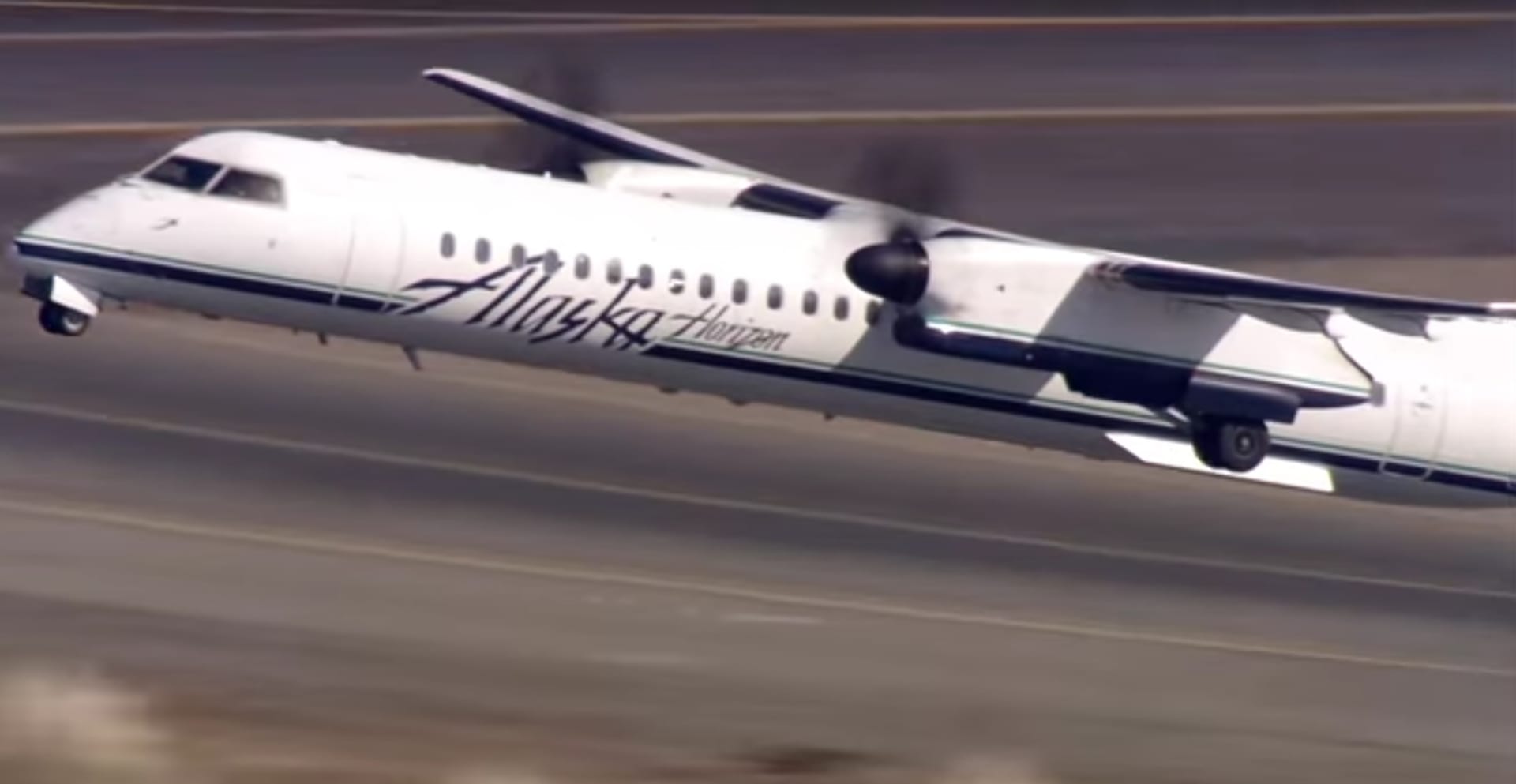 Unesený turbovrtulový Q400 Bombardier právě startuje z letiště v Seattlu. V letadle je jediný člověk: pilot-sebevrah
