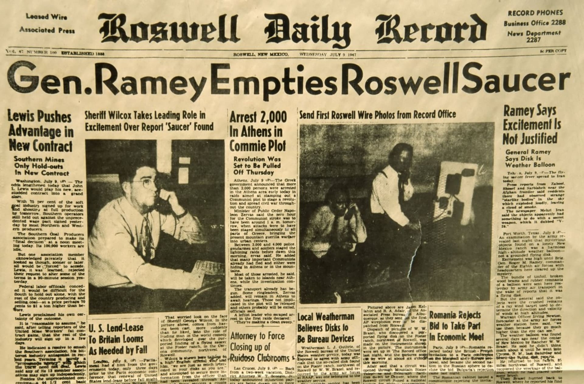 Titulní strana Roswell Daily Record hlásala o havárii létajícího talíře