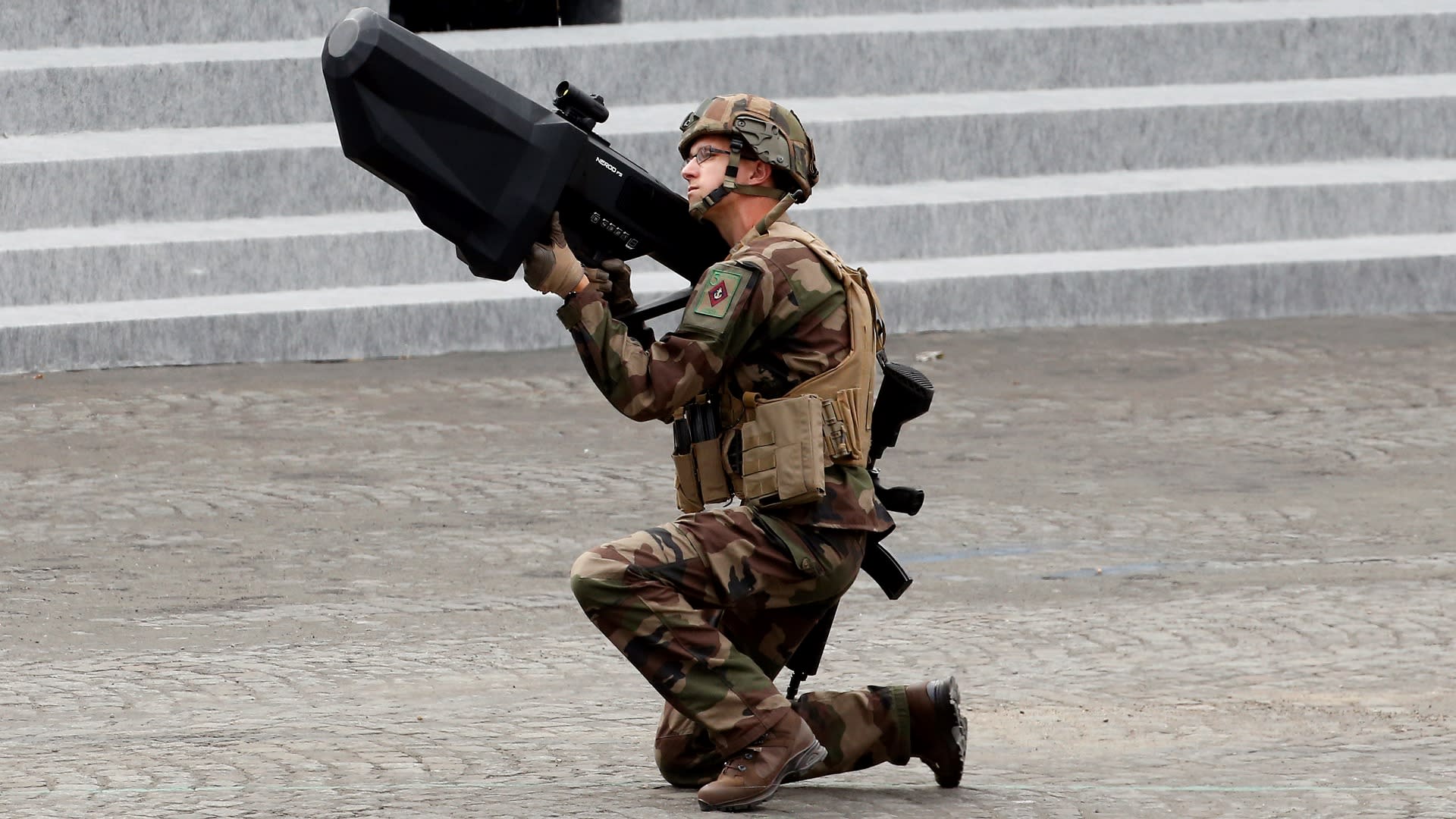 Francouzský voják s antidronovou puškou