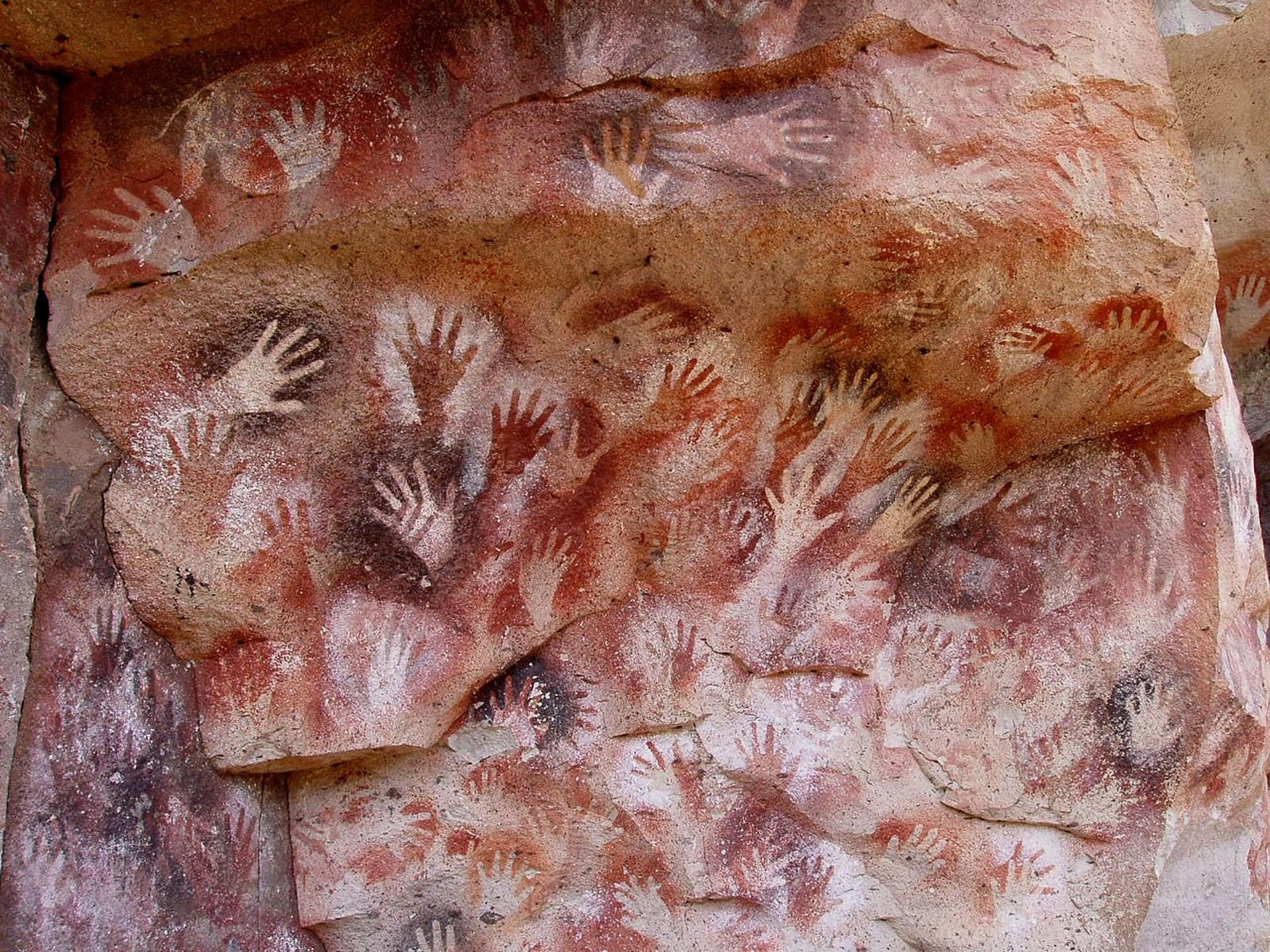 Tajemné prehistorické dlaně - důkaz práce šamanů?