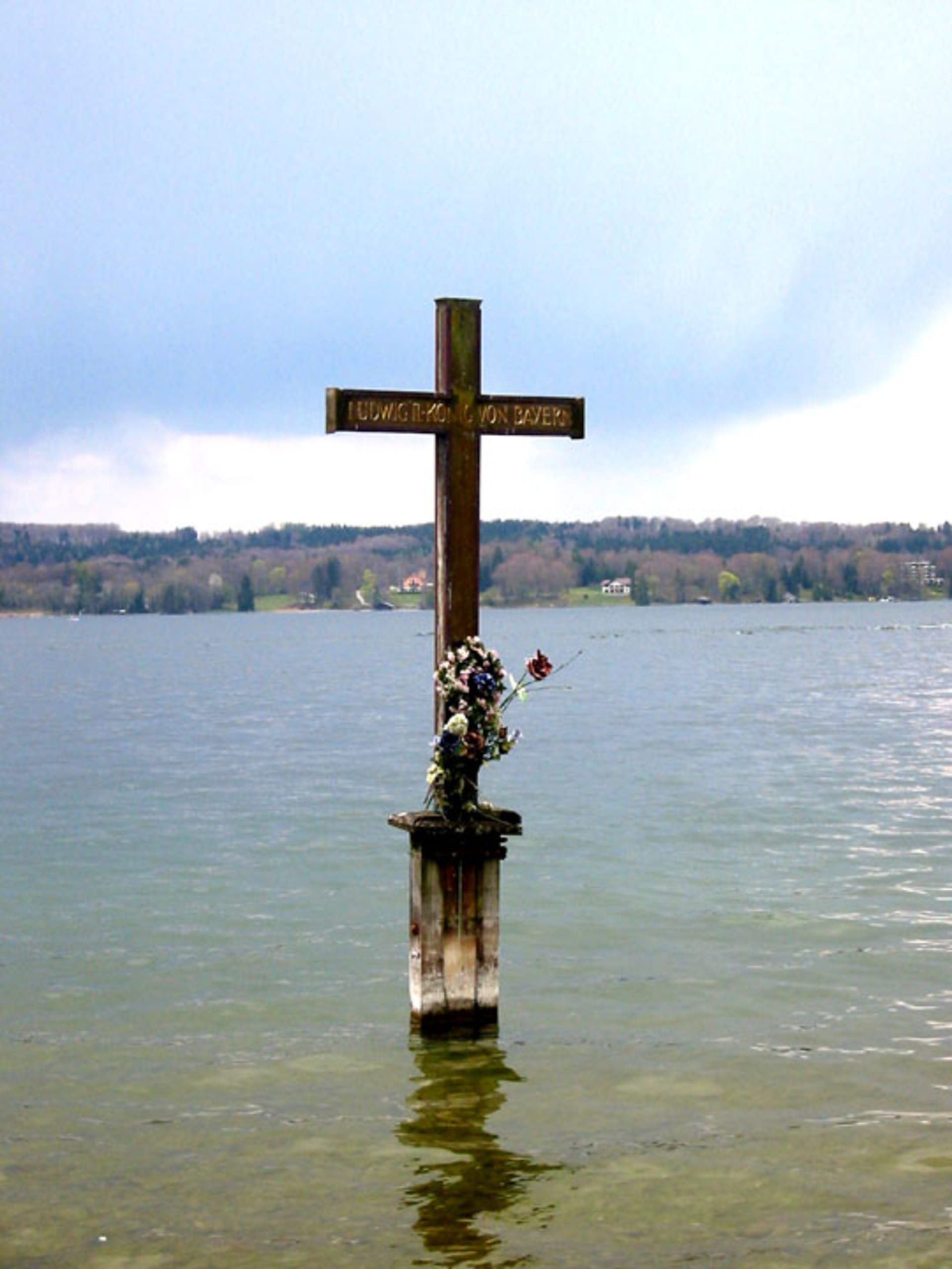 Kříž na místě úmrtí u břehu Starnberského jezera