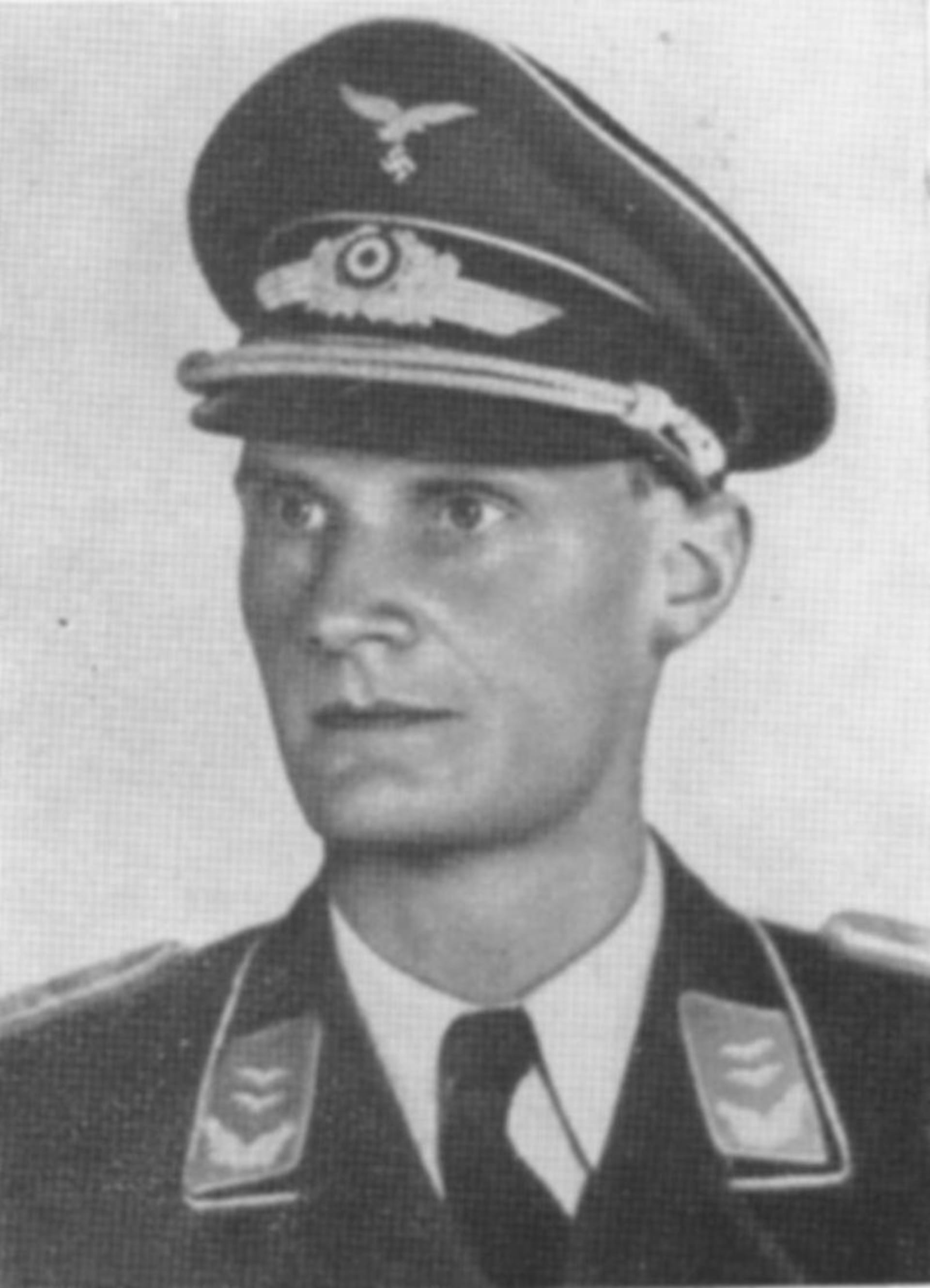 Shultse - Boizen Harro - sovětský špion s hákovám křížem na čepici
