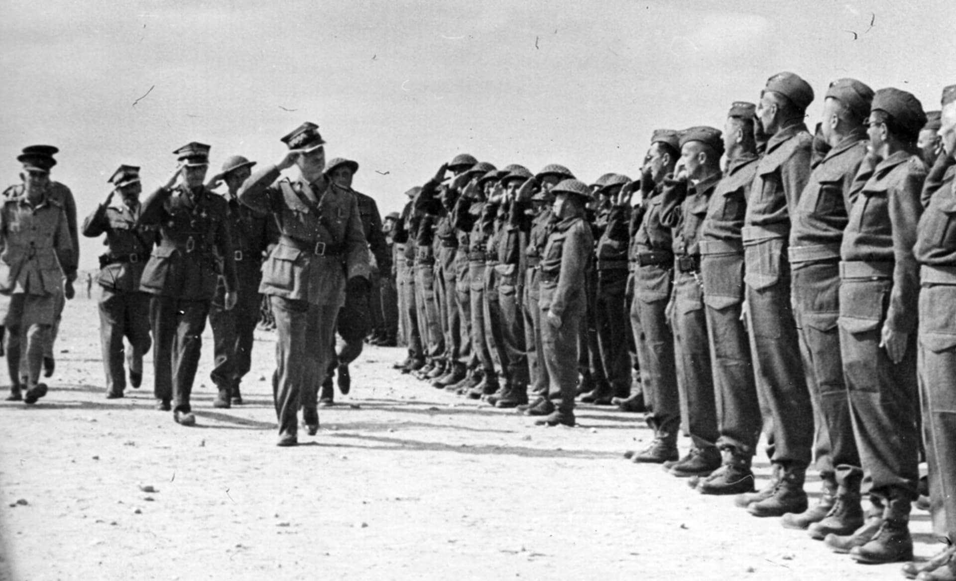 Generál Sikorski na inspekci polských vojsk v severní Africe (Tobruk, 1941)
