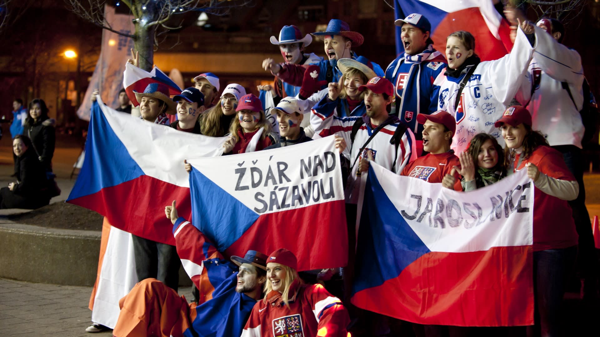 Naši fanoušci zarytě fandili hokejistům i v roce 2010 na olympijských hrách.