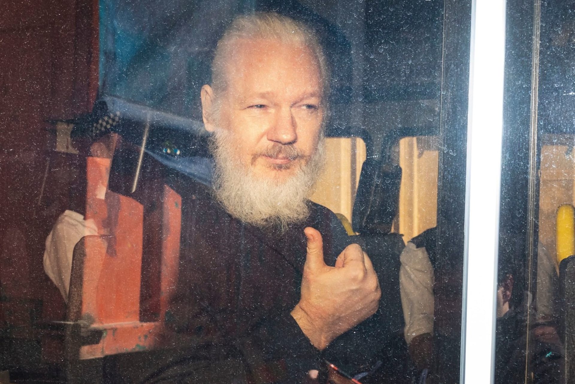 Julian Assange v roce 2019 čekající na pokračování jeho případu