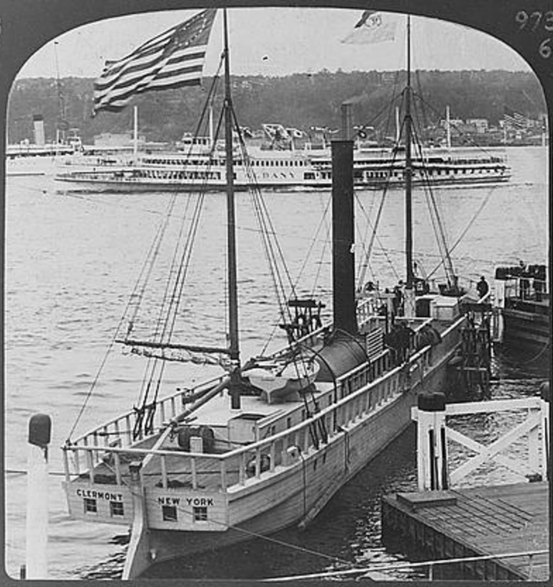 Replika parníku Clermont v přístavu New York harbor, 1910