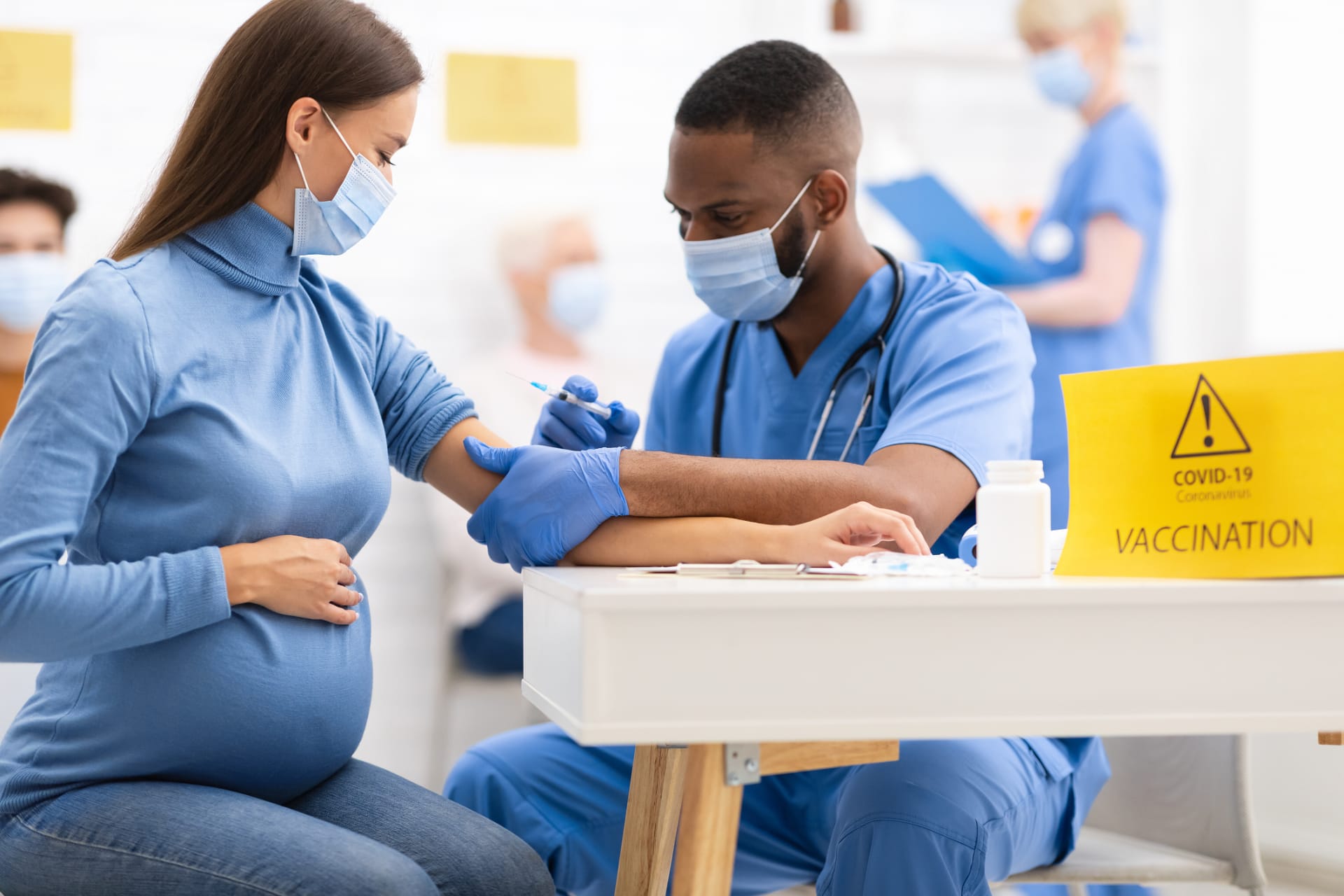 Nově jsou v některých státech očkované i těhotné ženy