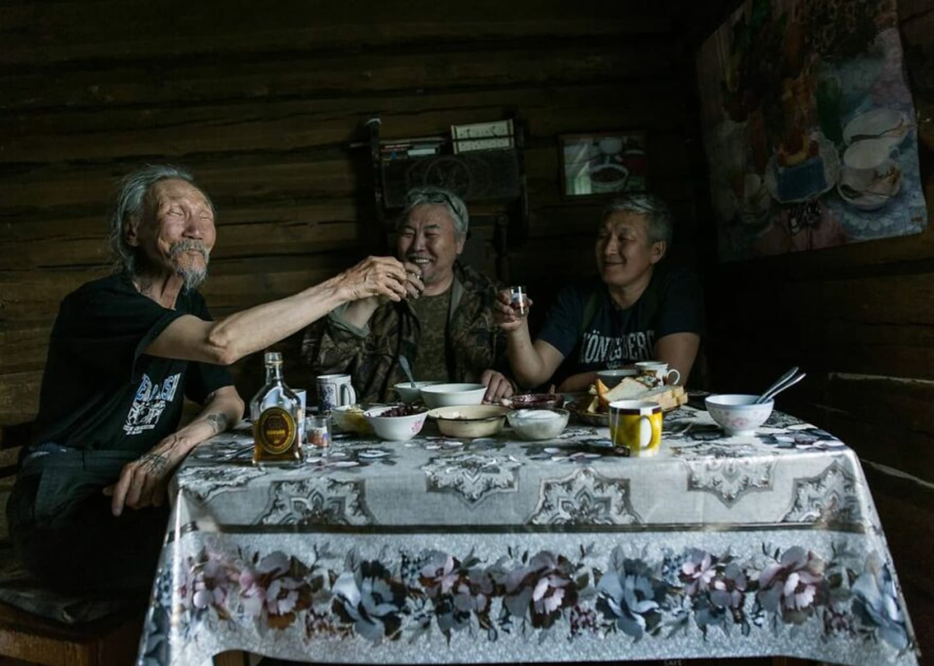 Herec Štěpán Petrov (vlevo) popíjí se scenáristou Semjonem Ermolajevem a filmařem Eduardem Novikovem. Společně natočili snímek Pan orel