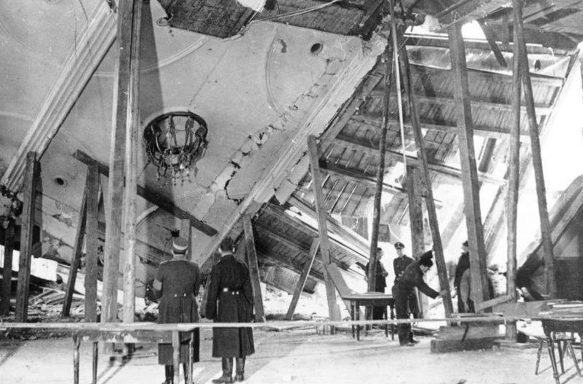 Zhroucený strop velkého sálu Měšťanského pivovaru po atentátu na Hitlera