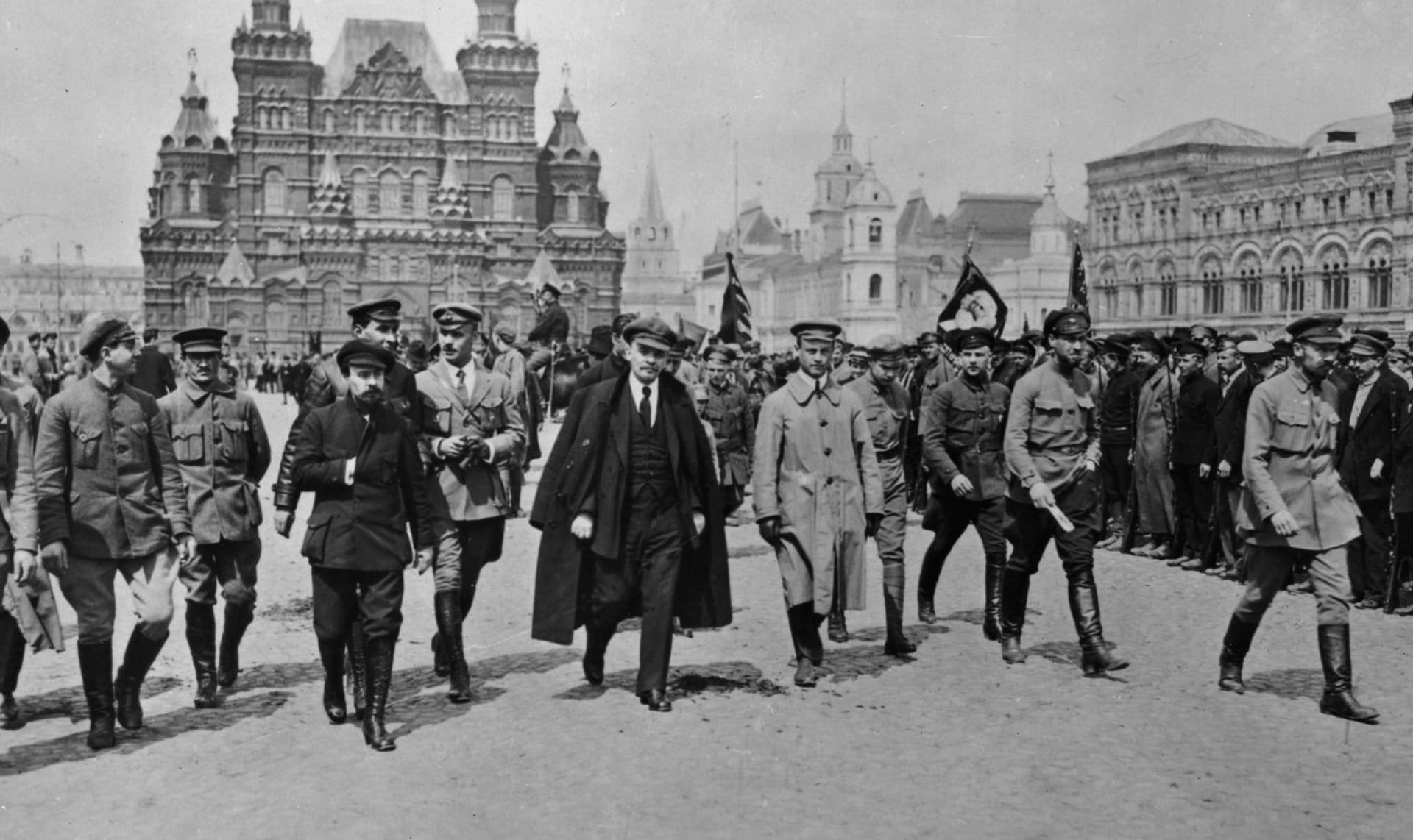 Symbol nastupujícího kolektivismu - Lenin na Rudém náměstí v roce 1919
