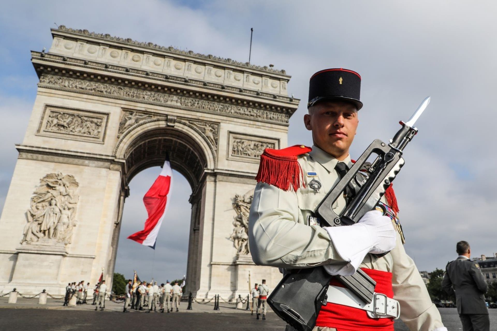Slavnostní uniforma a tradiční přehlídka 14. července na Champs-Élysées. Francouzští vojáci ale umí zabrat i ve skutečném poli