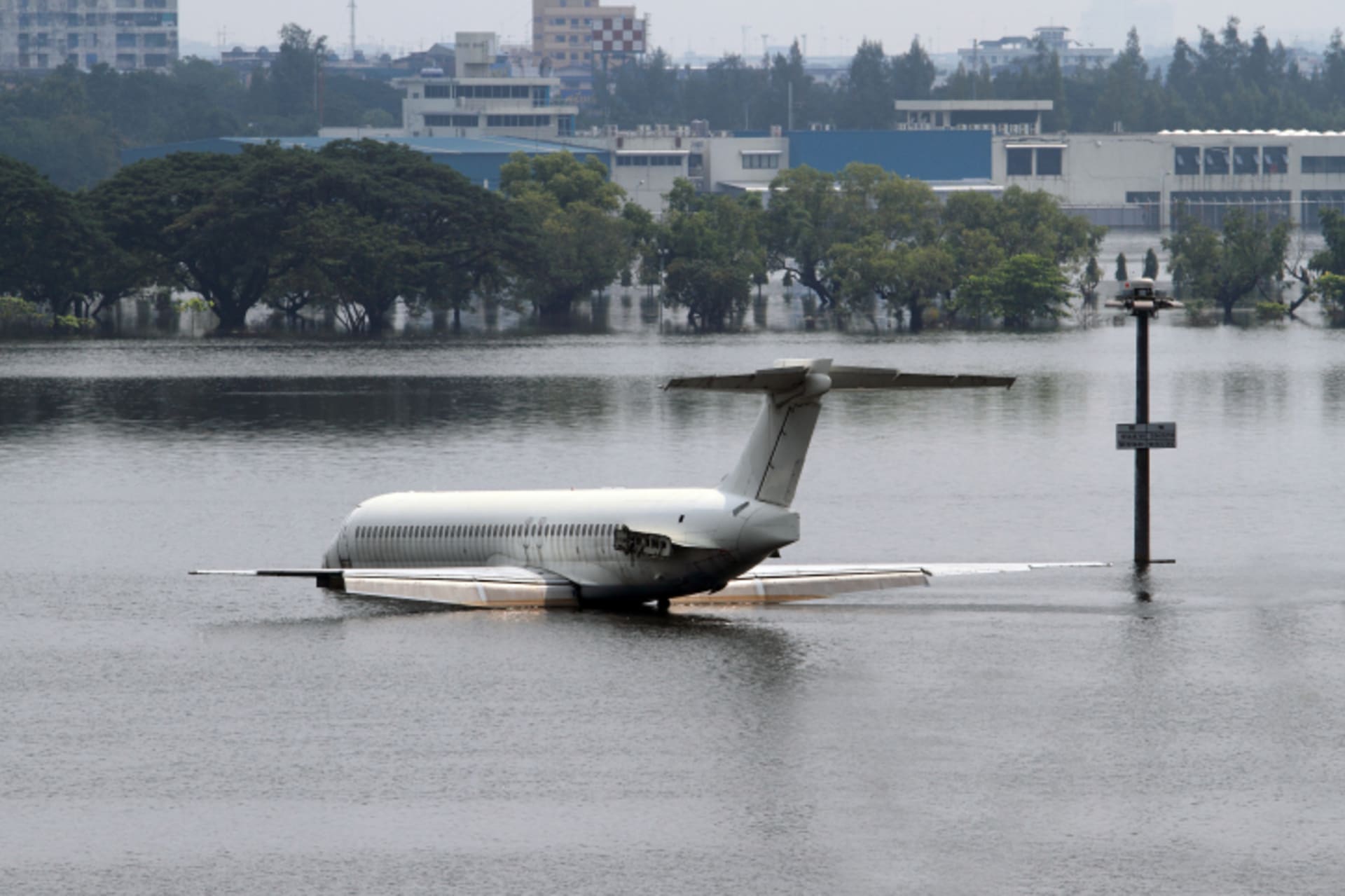 Povodněmi zatopené letiště
