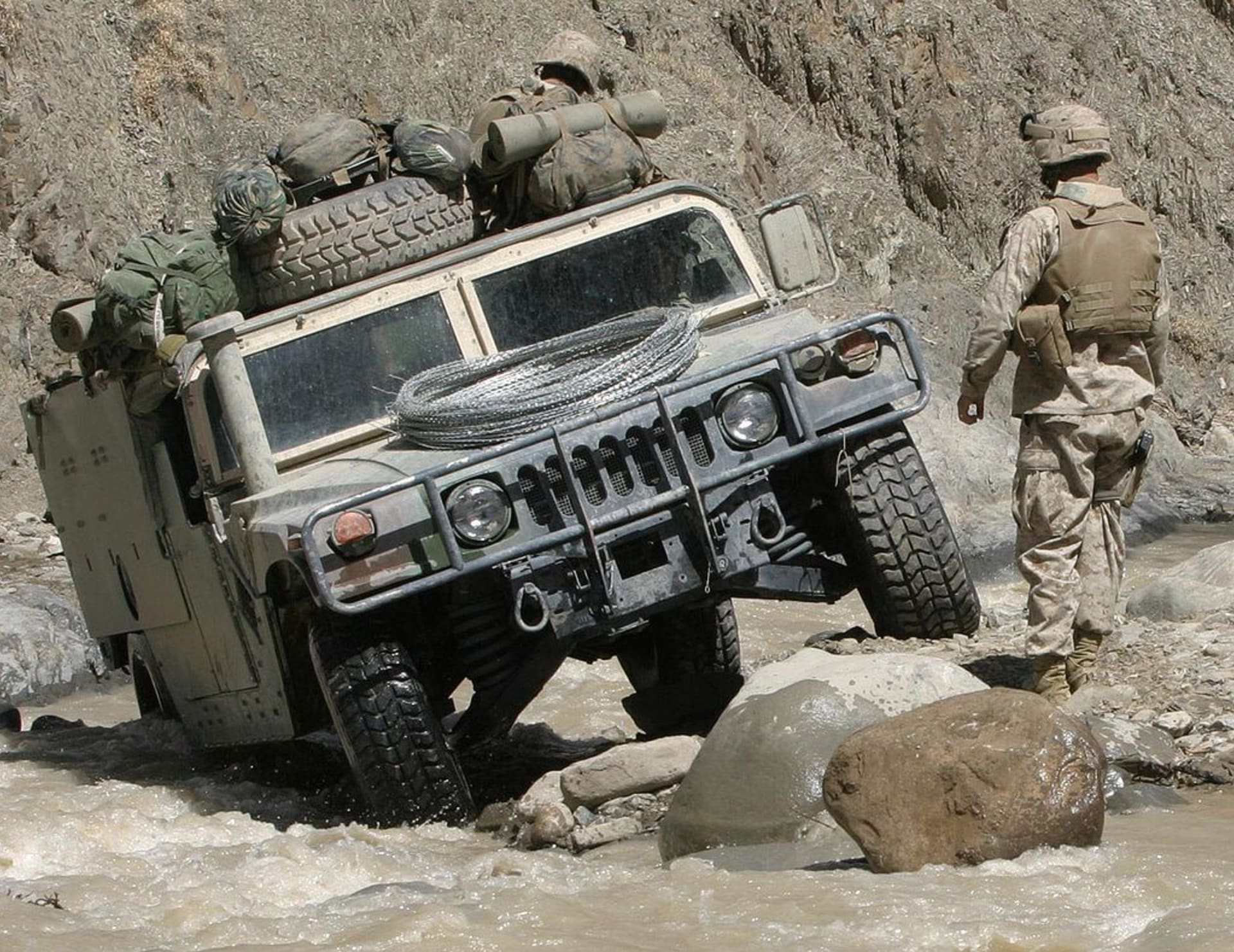 Humwee v afghánském terénu