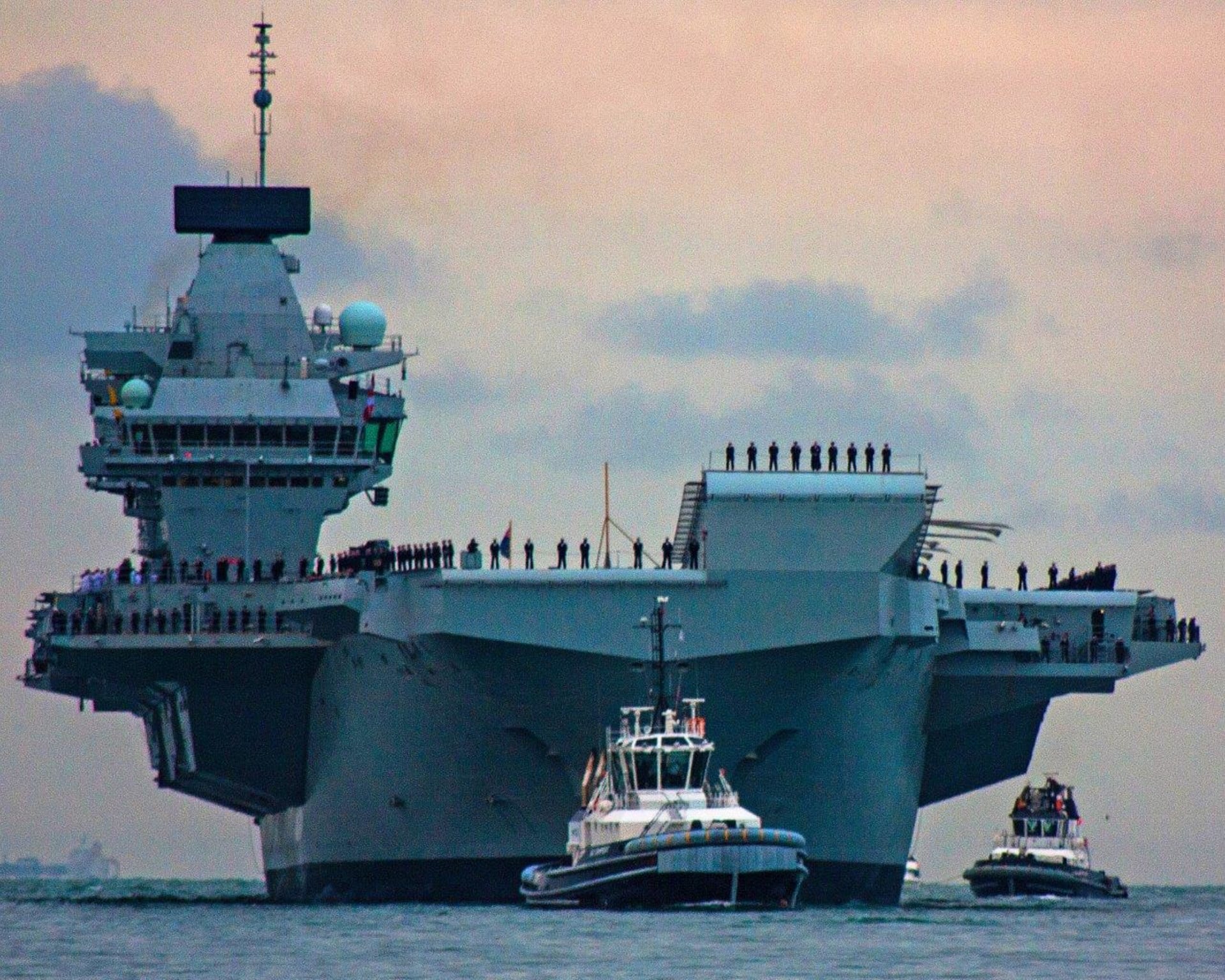 Britská letadlová loď míří do domovského přístavu