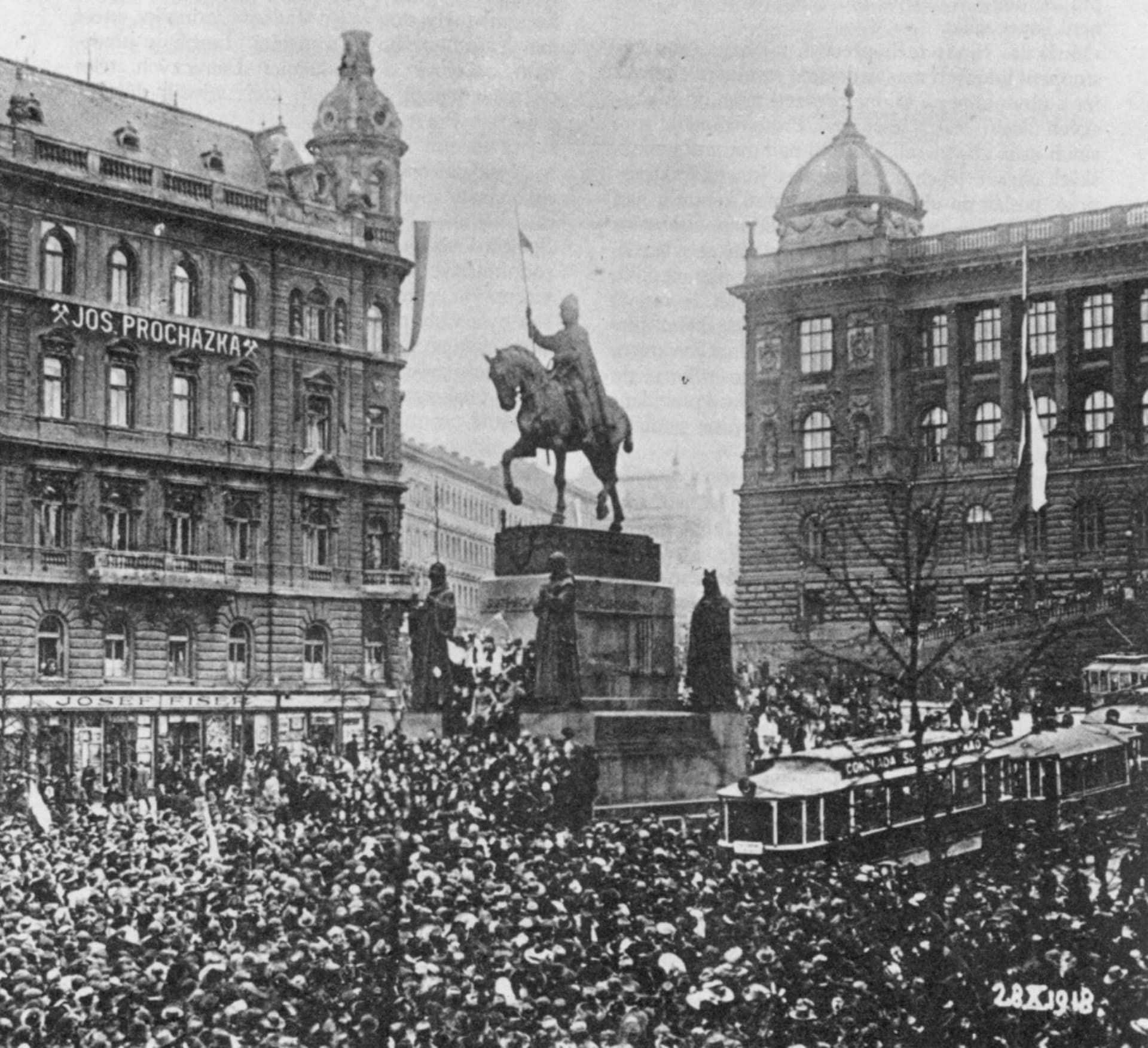 Václavské náměstí 28. října 1918. Monarchie se hroutí, vzniká samostatná republika.