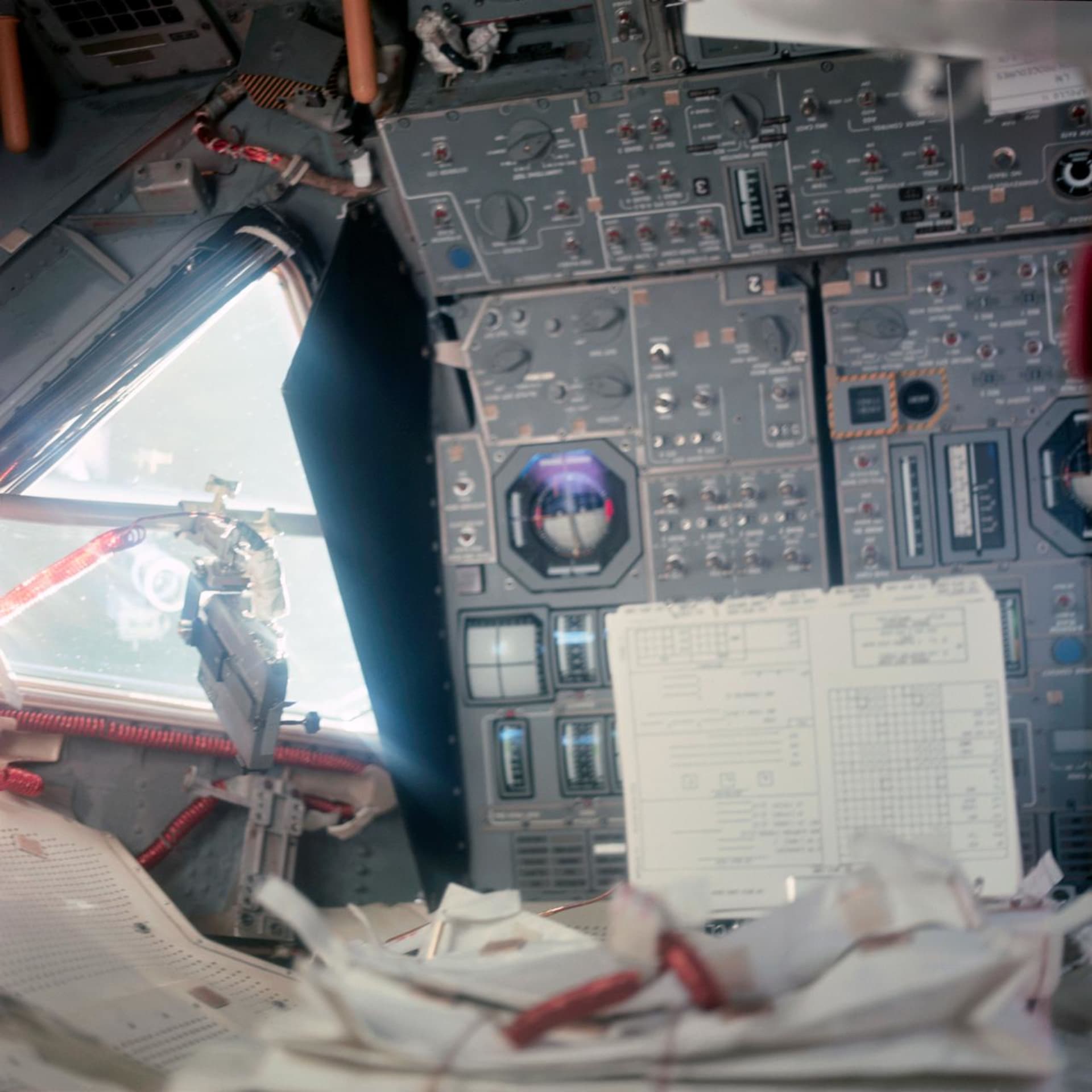 Pohled na ovládací panel lunárního modulu Apolla 11