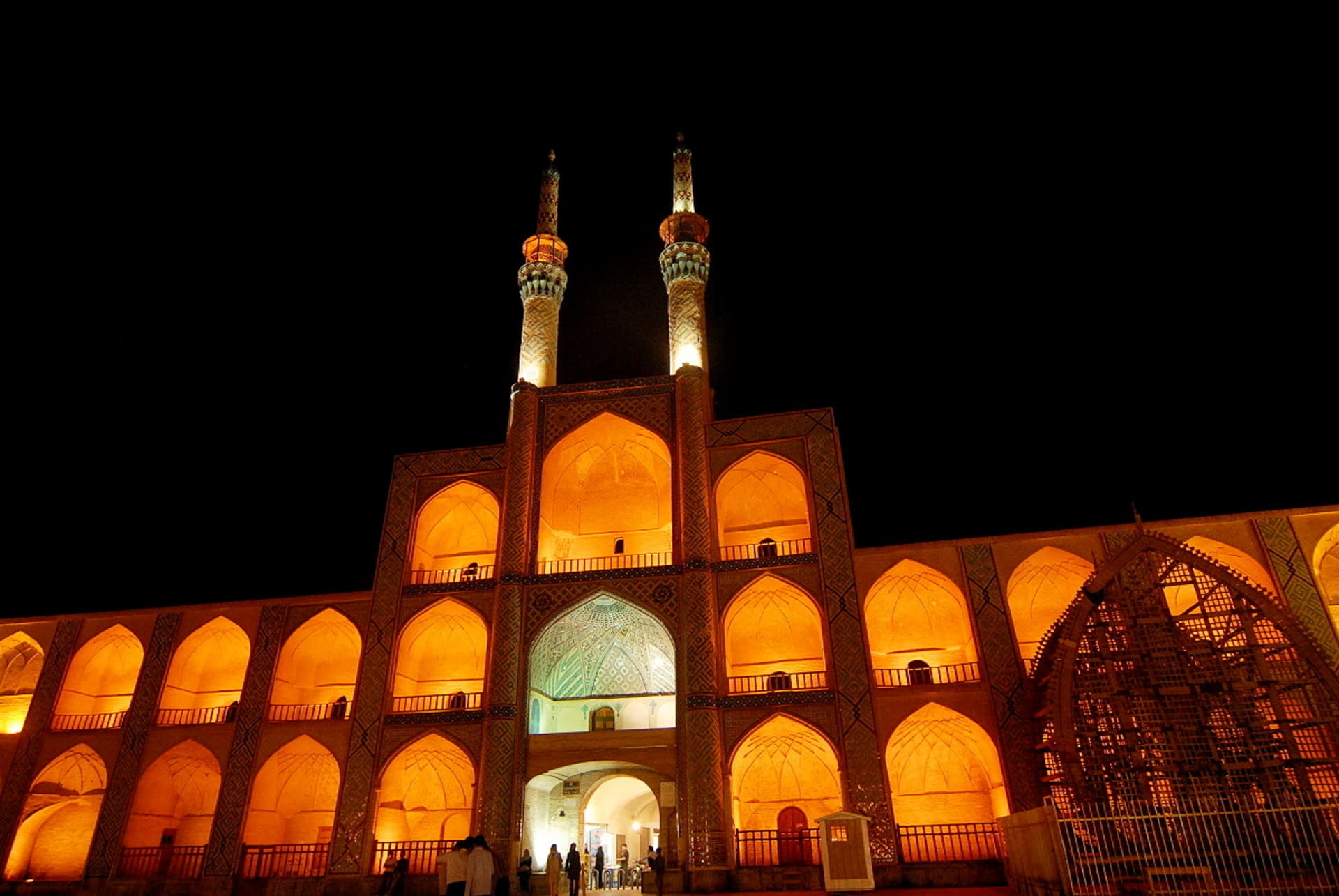 Yazd - íránská městská památka, která díky častým zemětřesením mizí - mešita Jameh