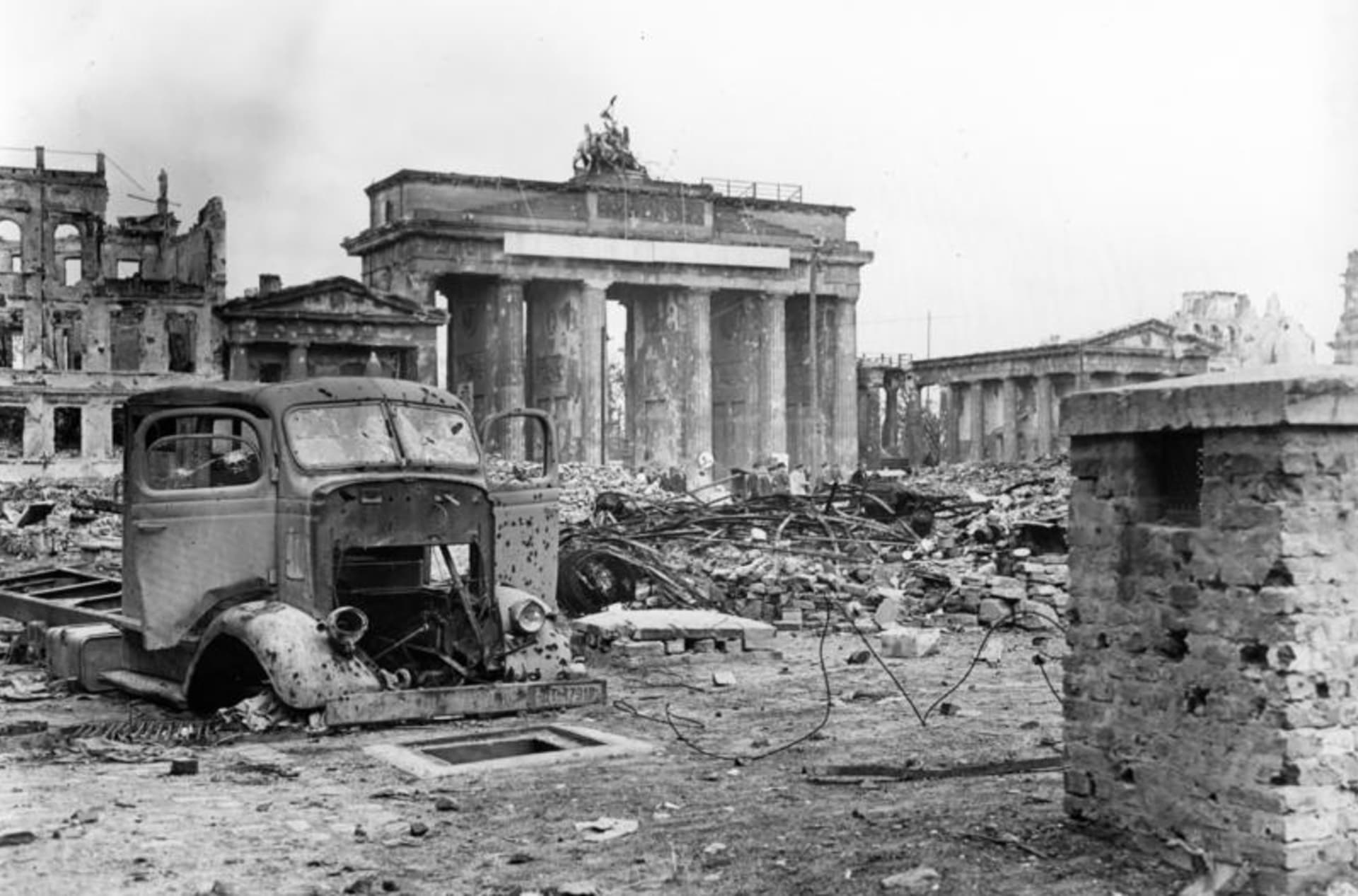 Zničené okolí Braniborské brány v sousedství Reichstagu. Boje v Berlíně skončily 2. května 1945