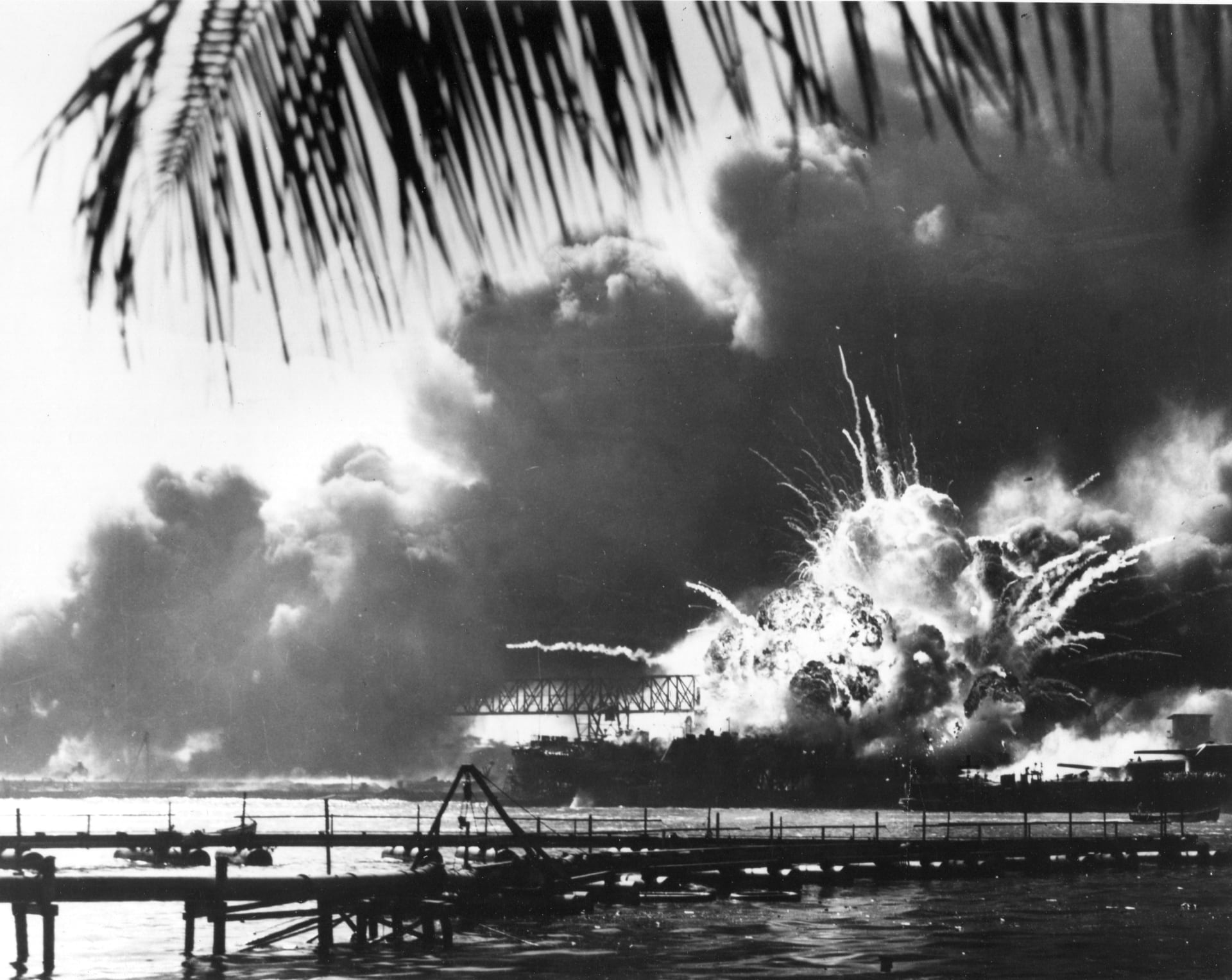 Americký torpédoborec USS Shaw (DD-373) exploduje po útoku japonských letadel