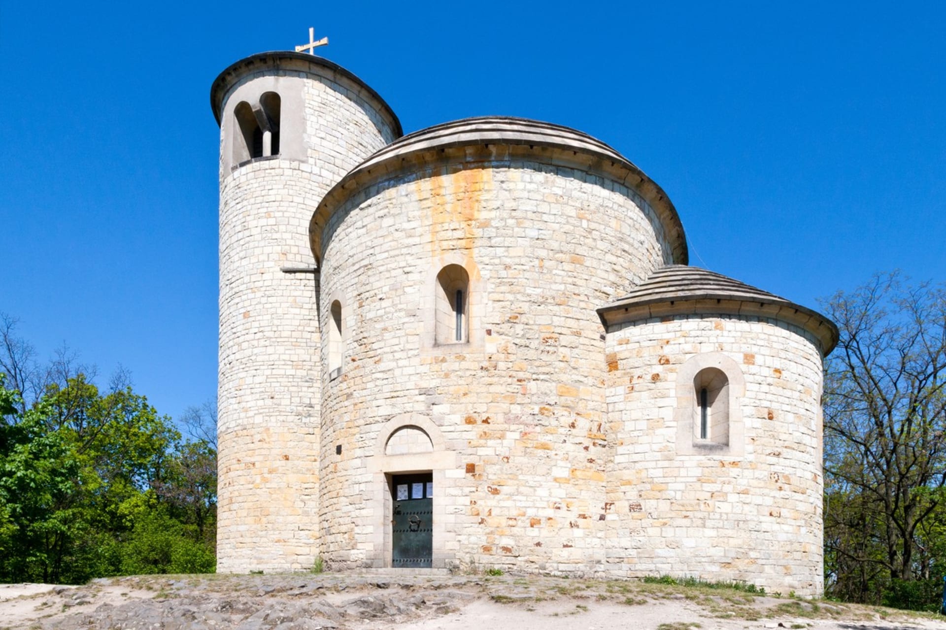 Románská rotunda svatého Jiří a svatého Vojtěcha na vrcholu hory Říp vznikla už v 1. polovině 11. století