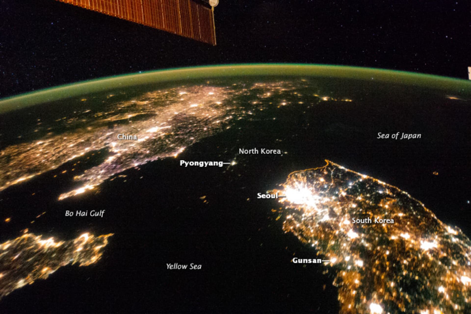 Severní Korea v noci, s popisem