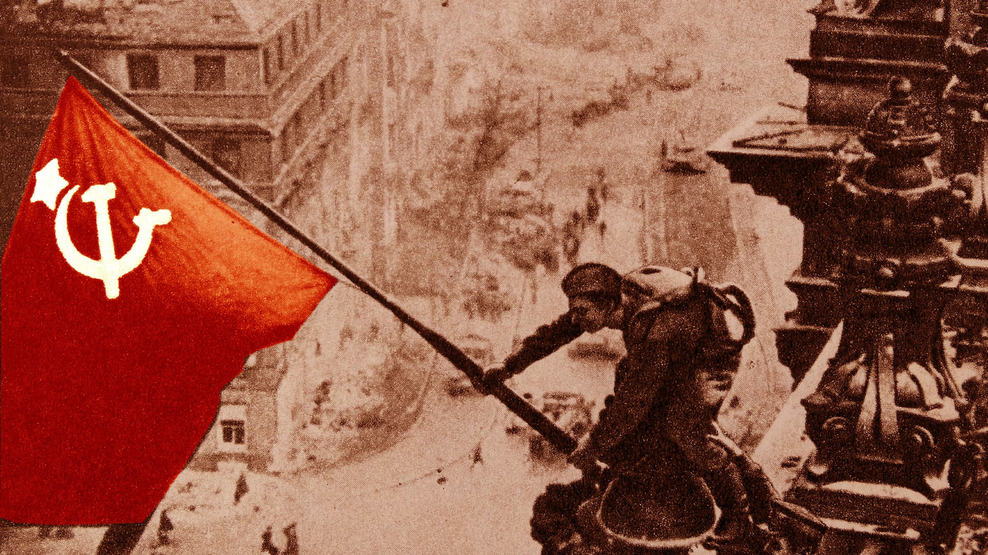 Ikonický snímek vztyčení sovětské vlajky byl součástí propagandy