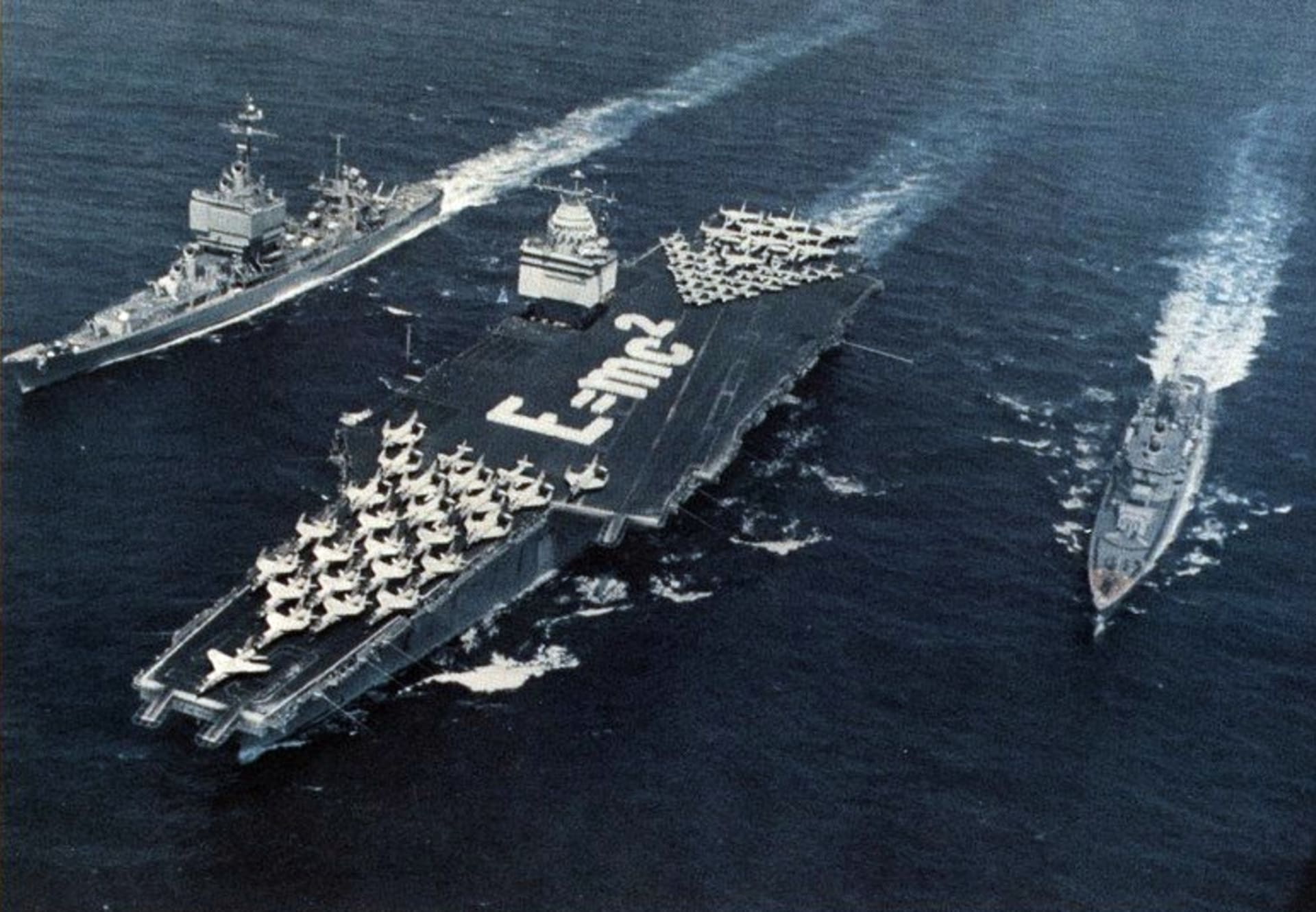 Svaz Task Force 1 amerického námořnictva tvořený zleva USS Long Beach, USS Enterprise a USS Bainbridge v roce 1964 bez doplňování paliva urazil téměř 50 000 kilometrů.