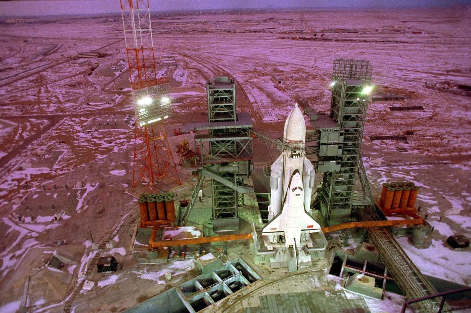 Sovětský raketoplán Buran se chystá odstartovat z Bajkonuru